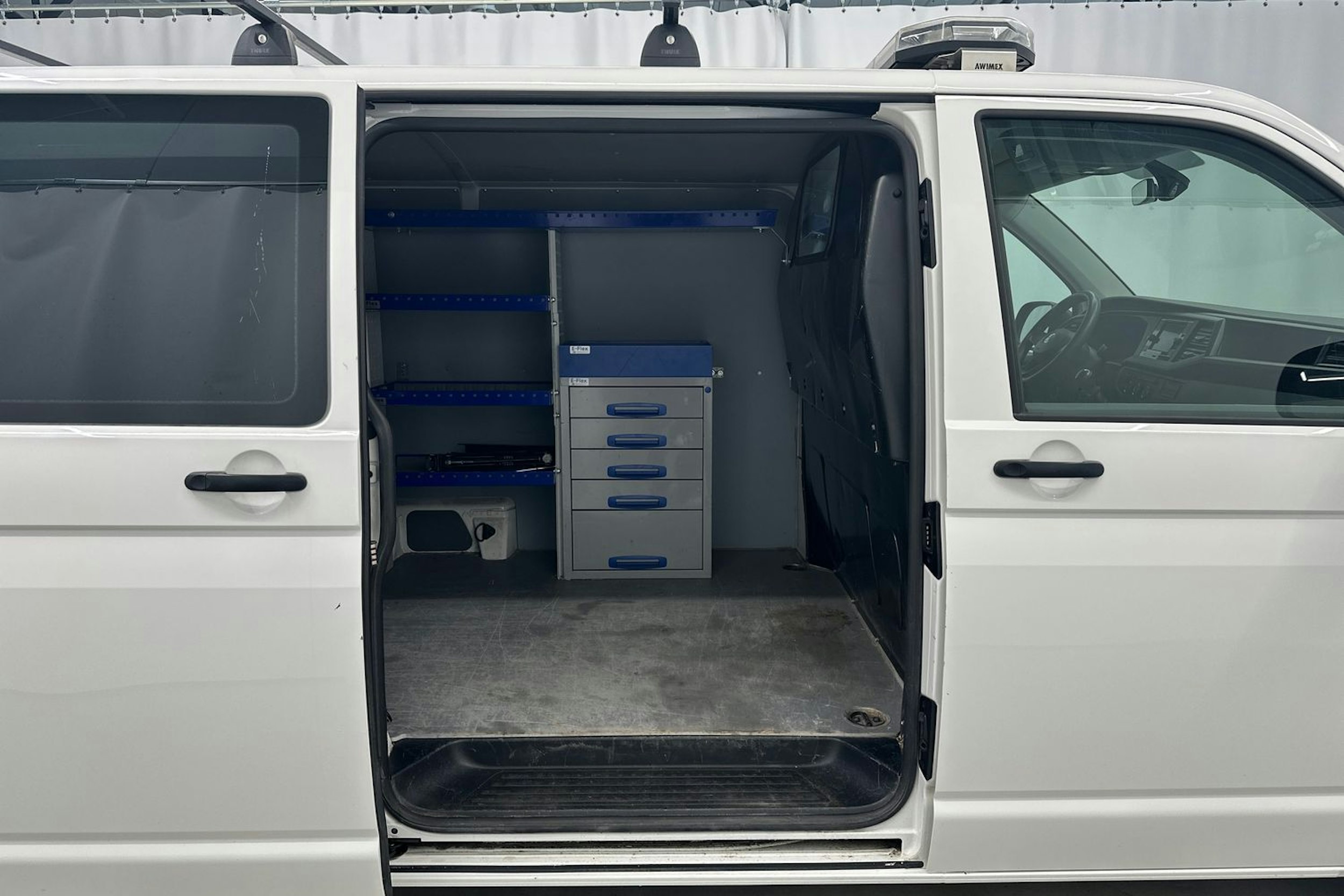 valkoinen Volkswagen Transporter 2020 kuva 21.