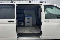 valkoinen Volkswagen Transporter 2020 kuva 21.