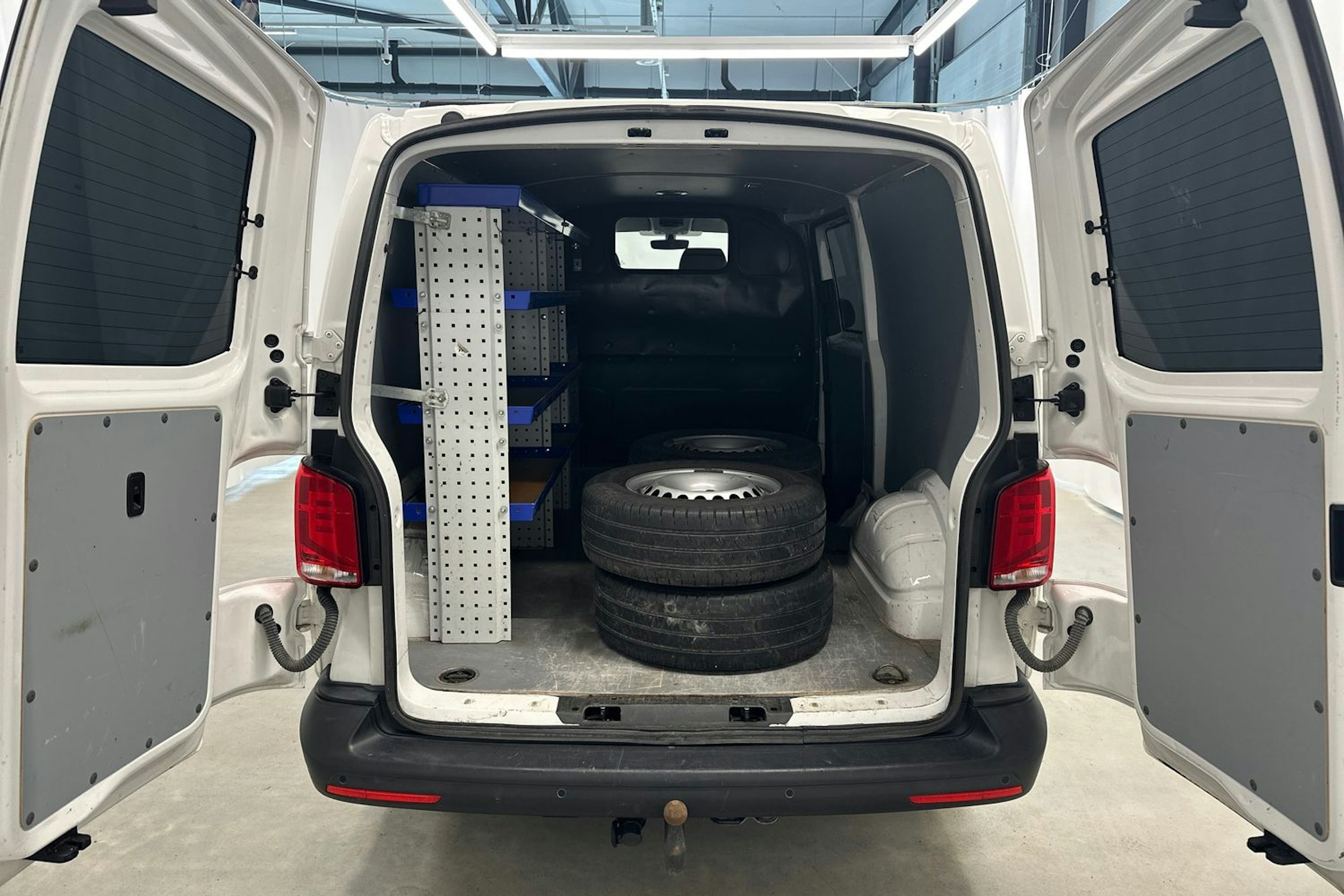 valkoinen Volkswagen Transporter 2020 kuva 22.