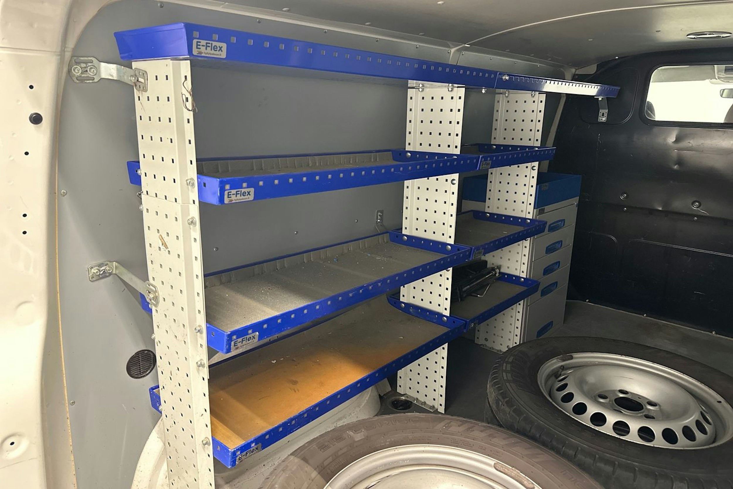 valkoinen Volkswagen Transporter 2020 kuva 23.