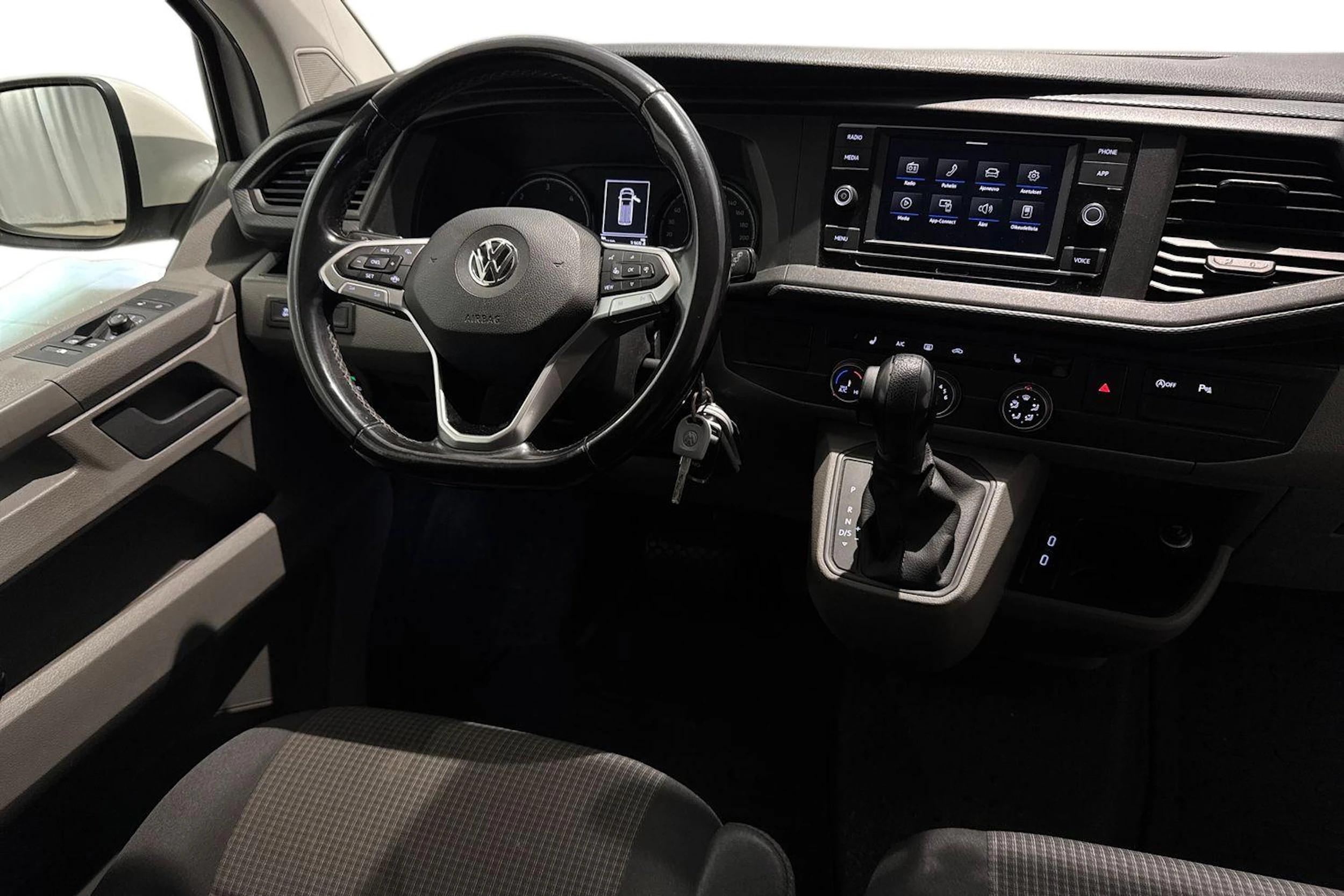 valkoinen Volkswagen Transporter 2020 kuva 9.
