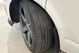 valkoinen Volkswagen Transporter 2020 kuva 12.