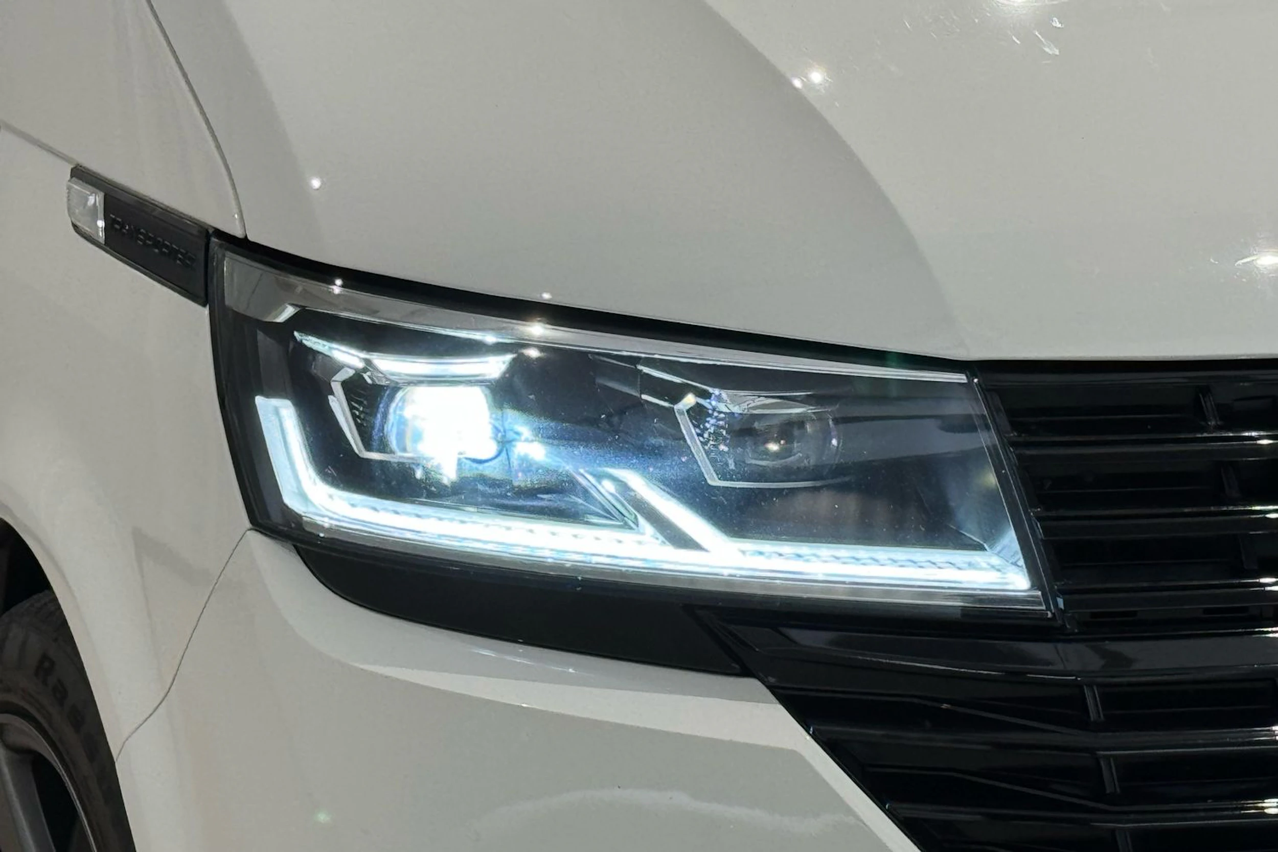 valkoinen Volkswagen Transporter 2020 kuva 15.