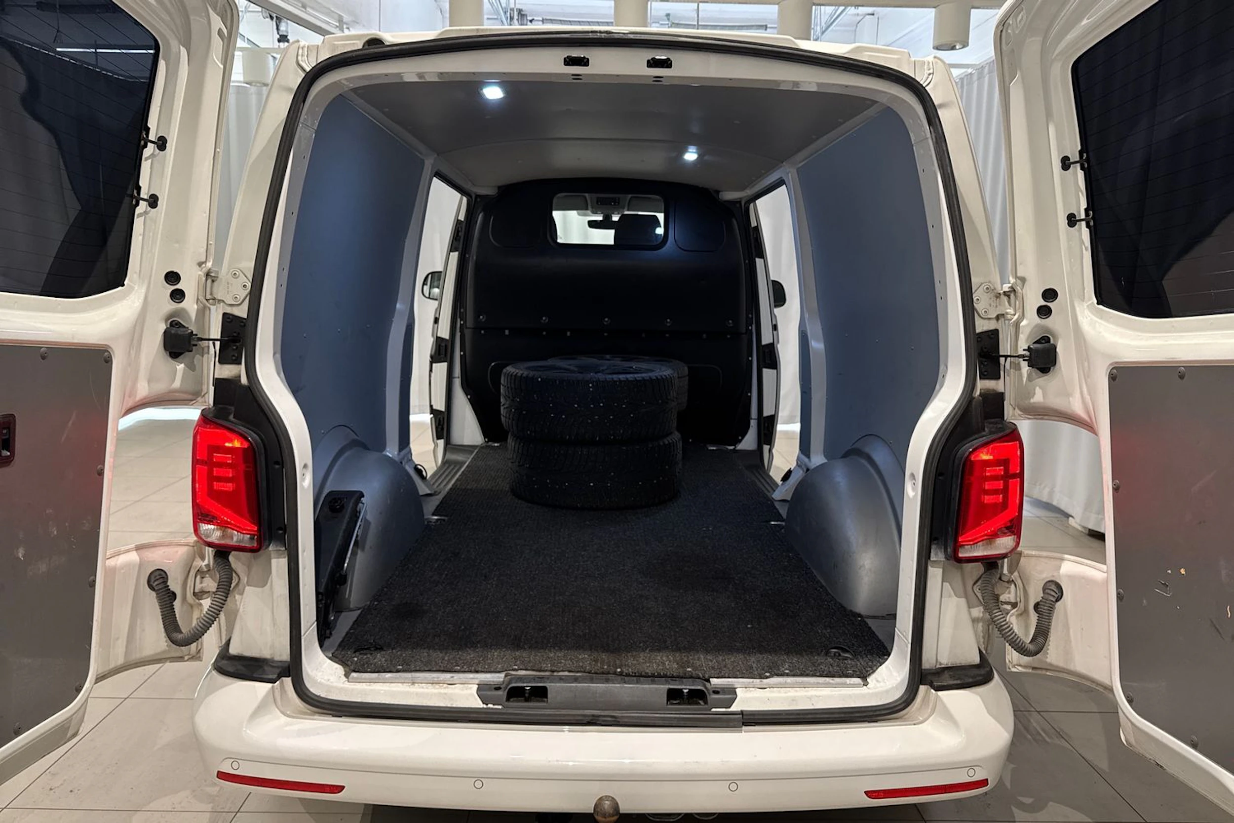 valkoinen Volkswagen Transporter 2020 kuva 16.