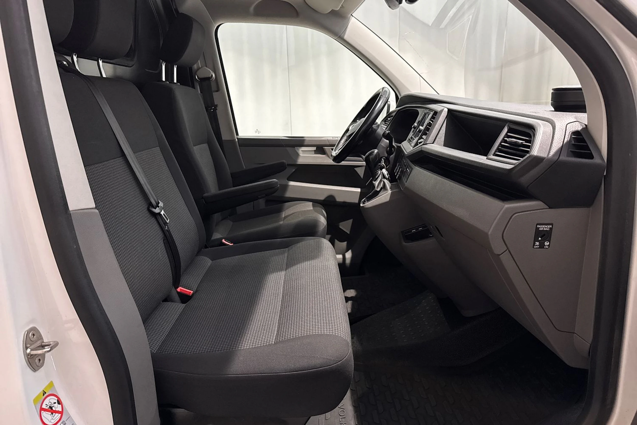 valkoinen Volkswagen Transporter 2020 kuva 18.