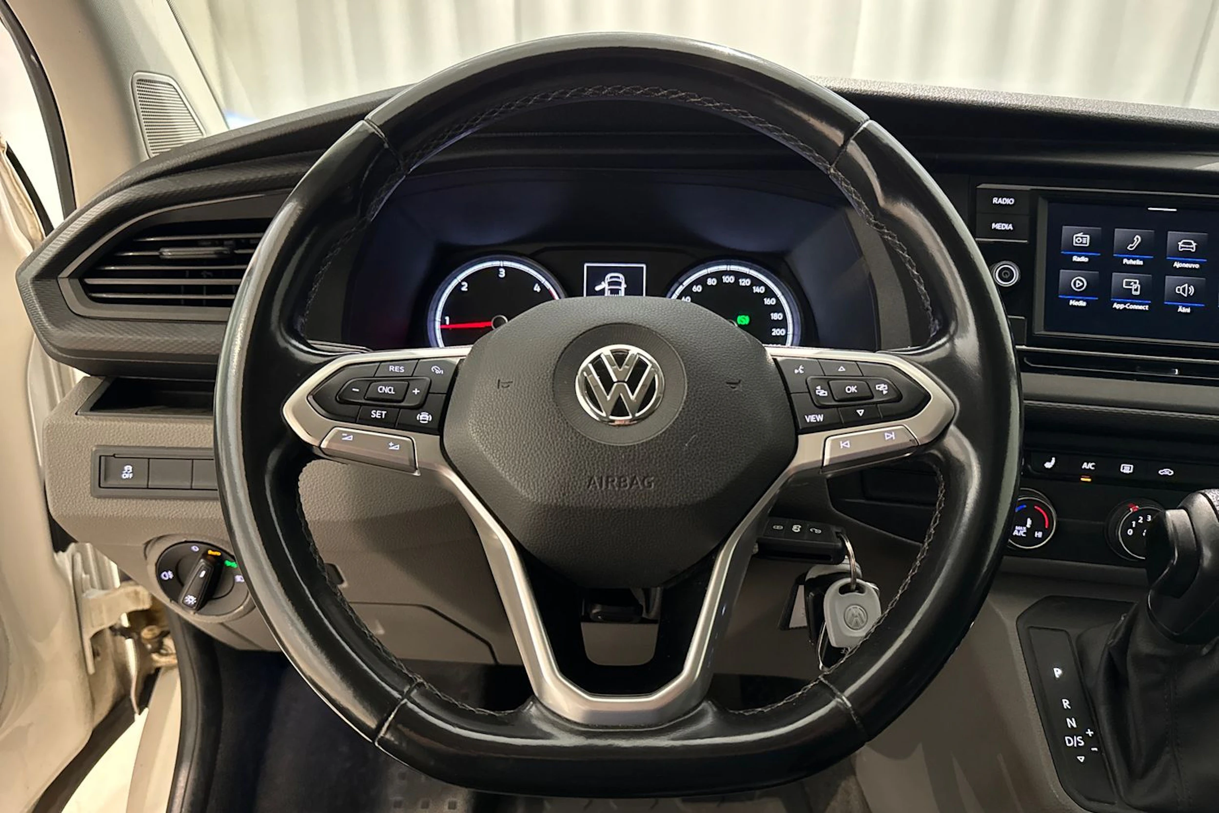 valkoinen Volkswagen Transporter 2020 kuva 19.
