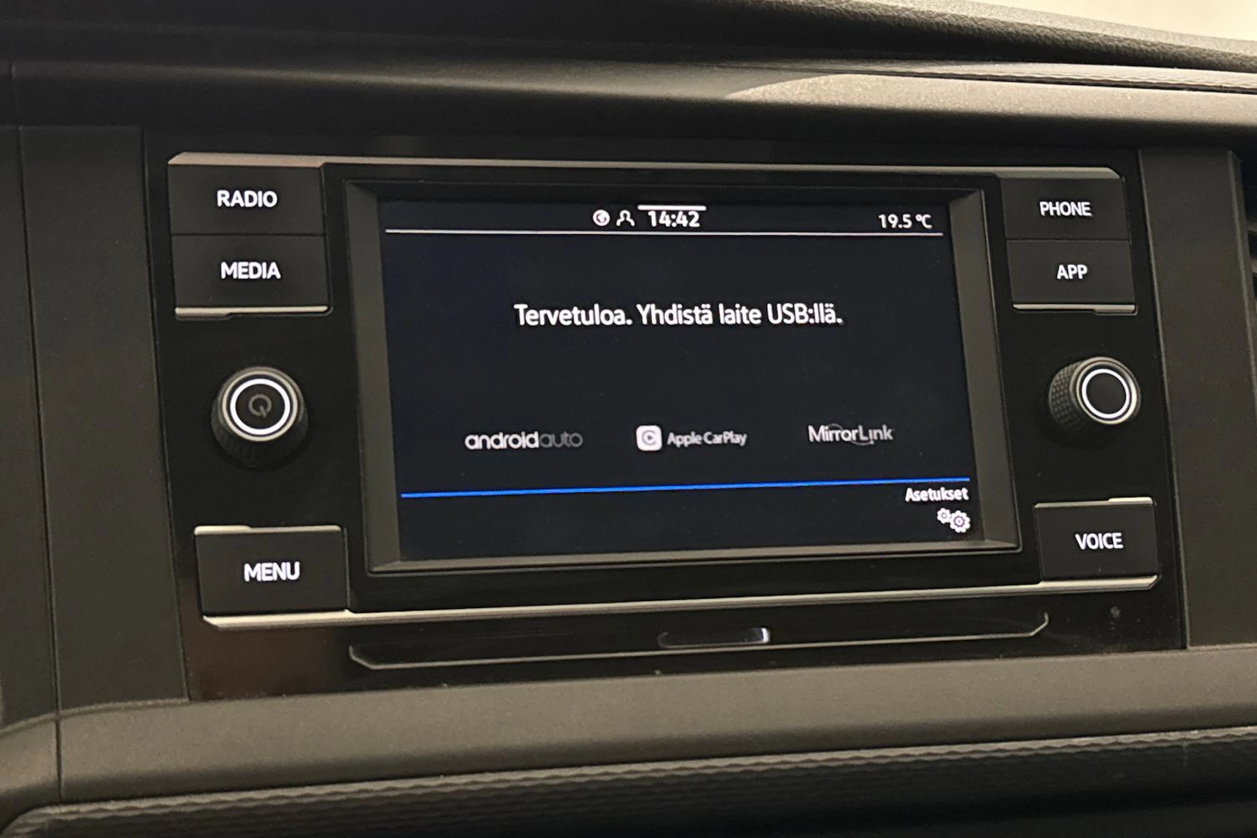 valkoinen Volkswagen Transporter 2020 kuva 24.