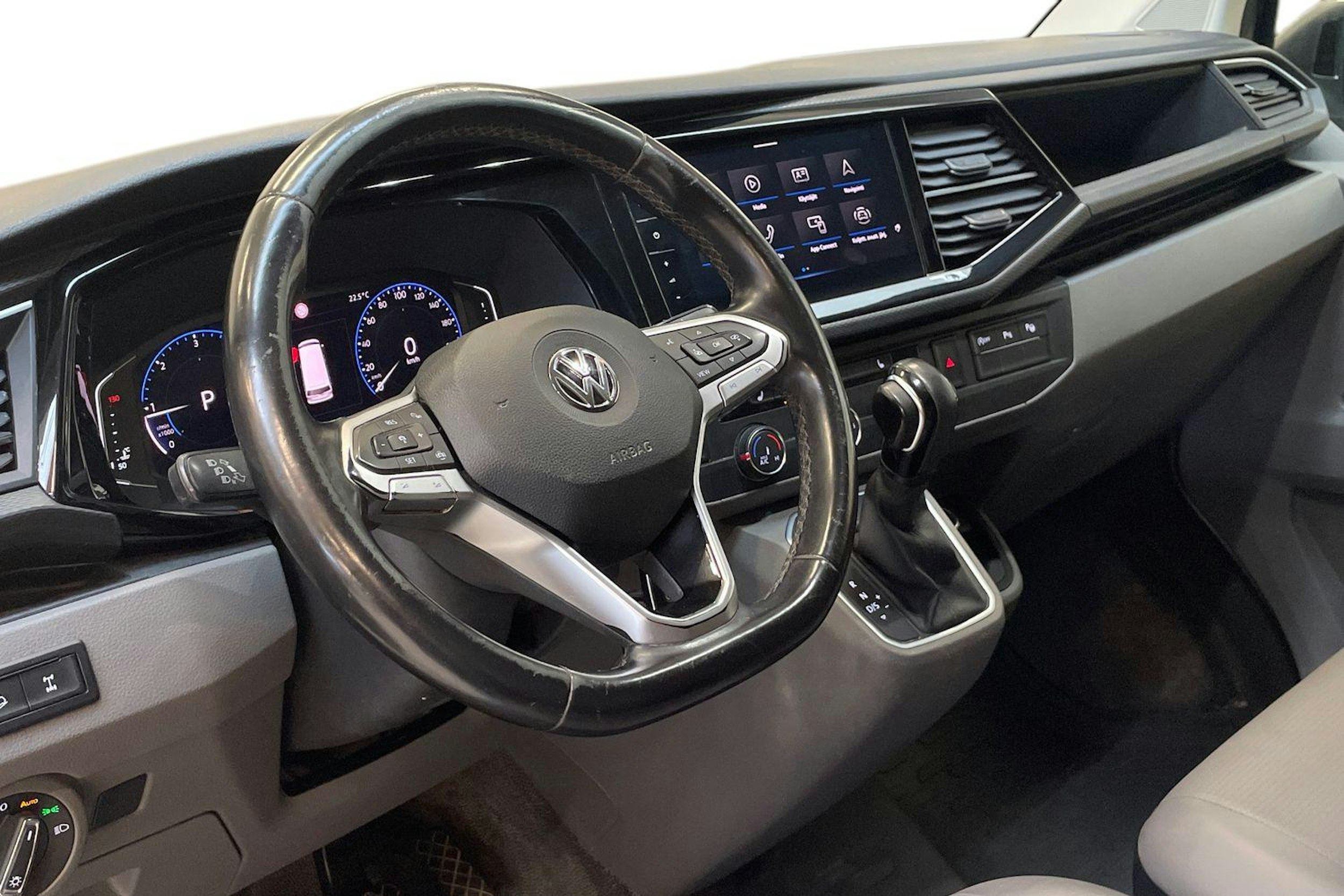 harmaa Volkswagen Transporter 2020 kuva 9.