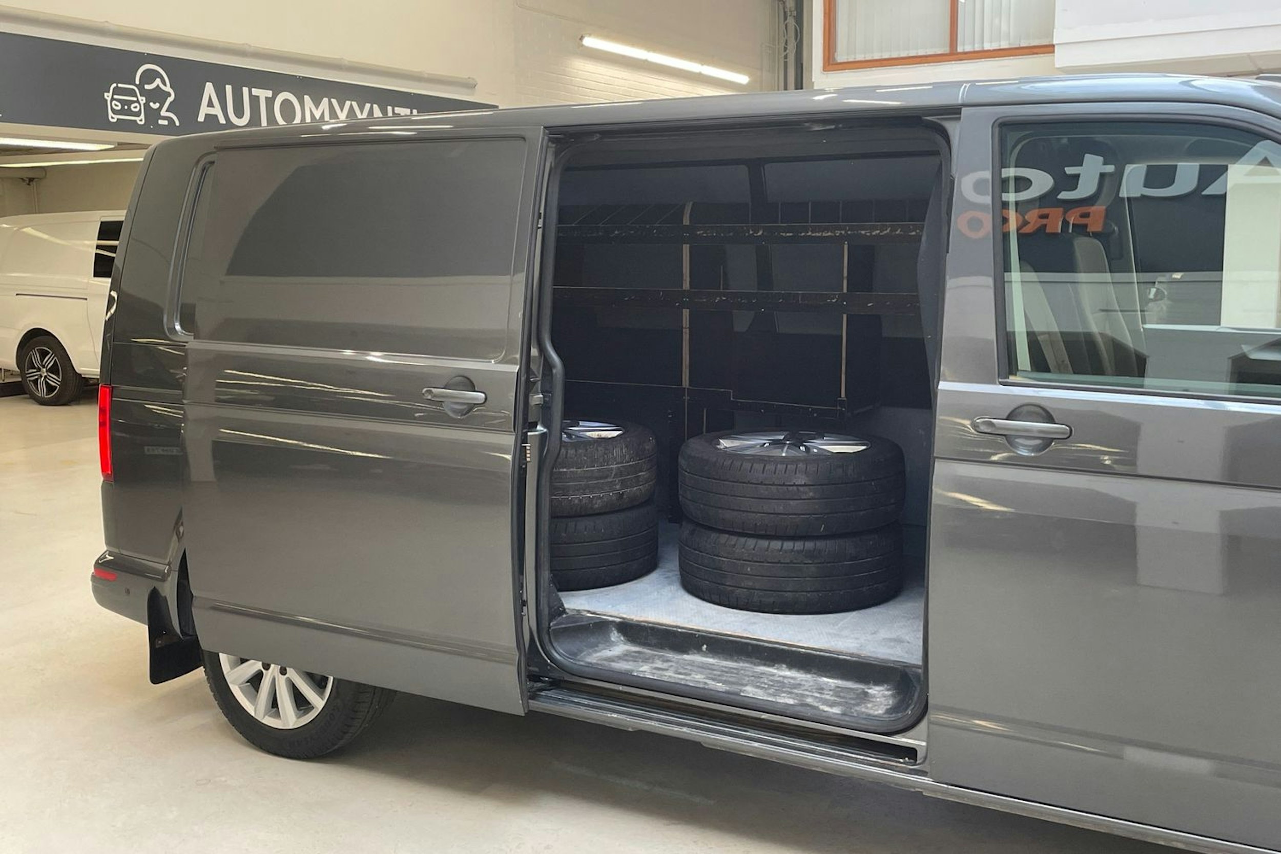 harmaa Volkswagen Transporter 2020 kuva 12.