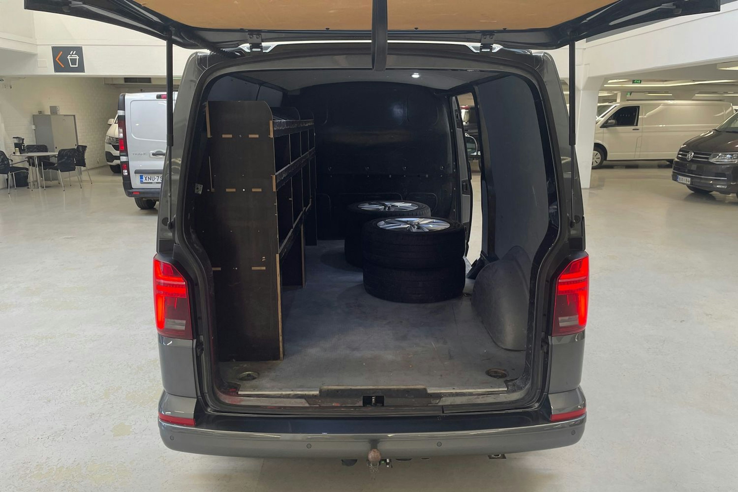 harmaa Volkswagen Transporter 2020 kuva 14.