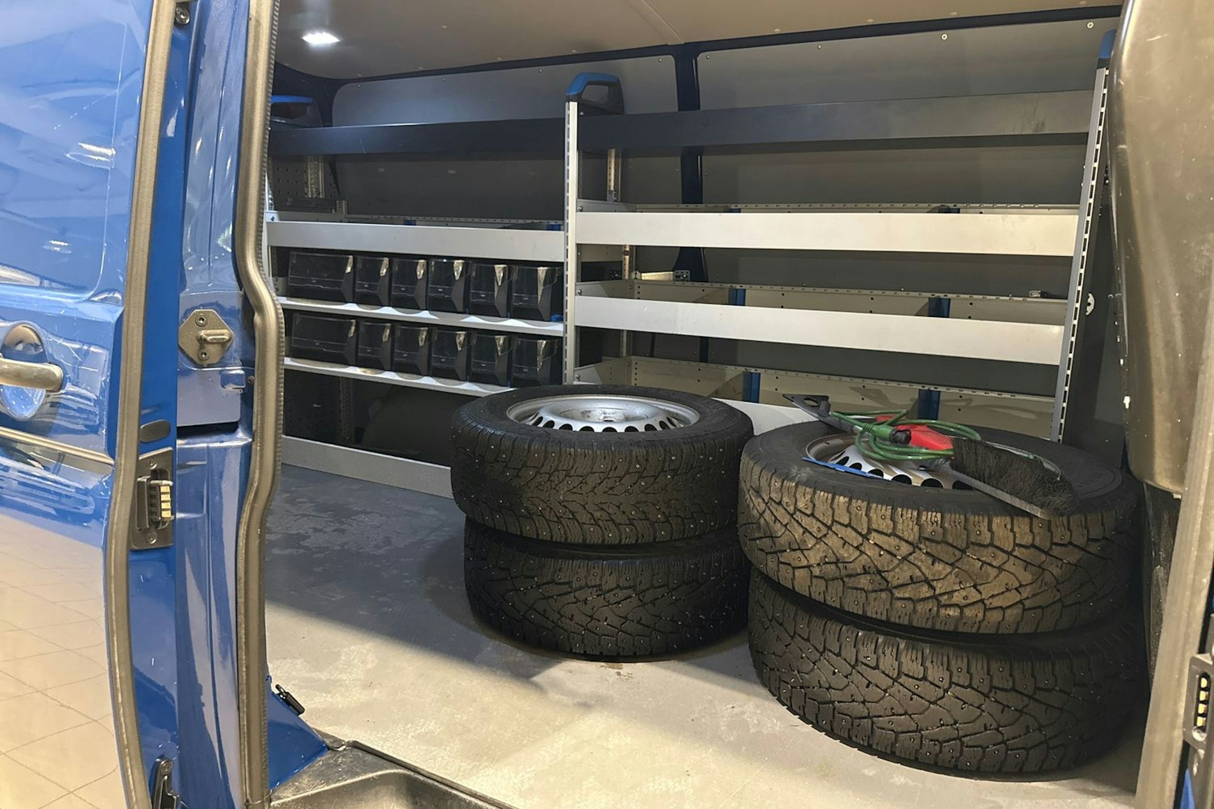 Sininen Volkswagen TRANSPORTER 2020 kuva 15.