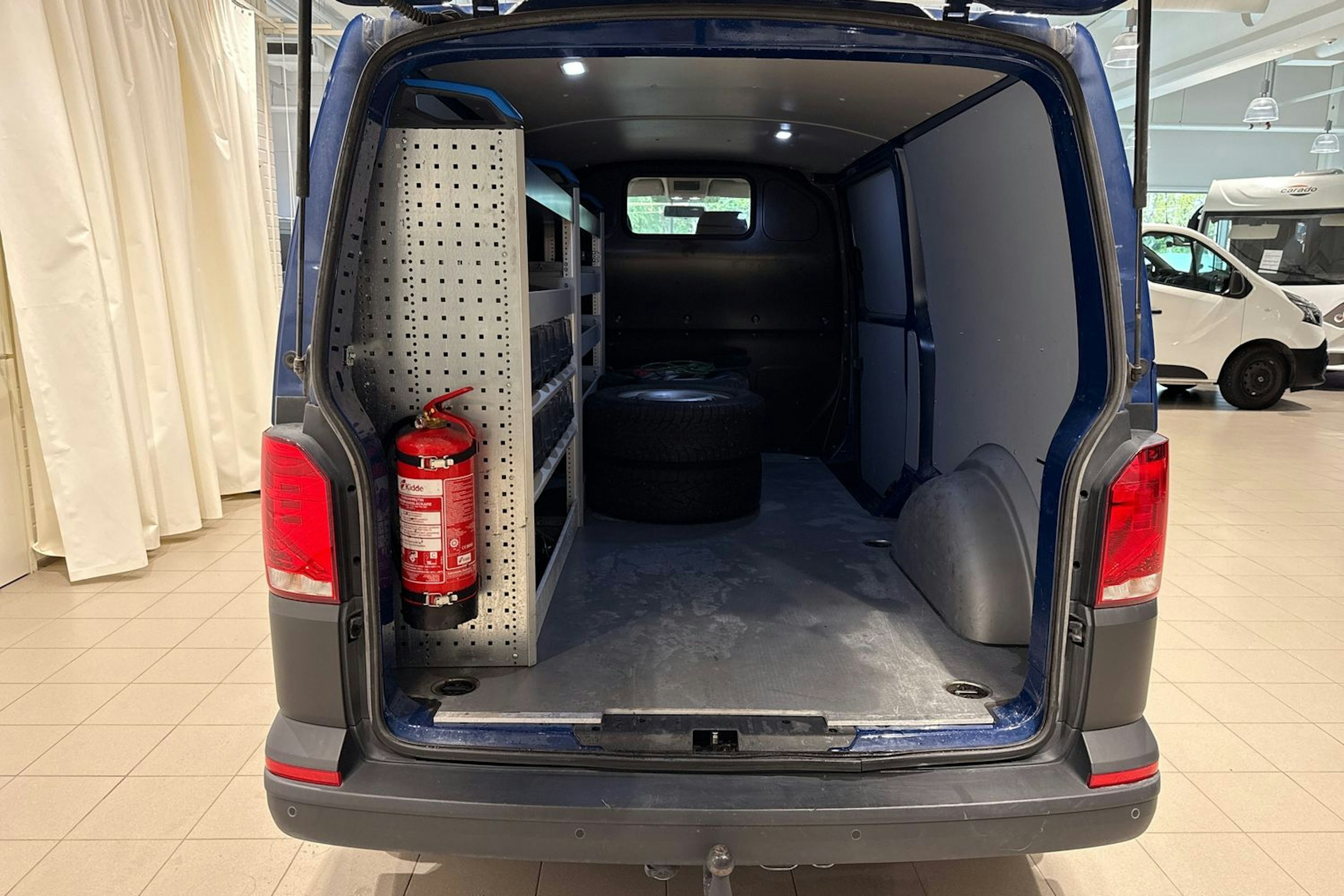Sininen Volkswagen TRANSPORTER 2020 kuva 16.