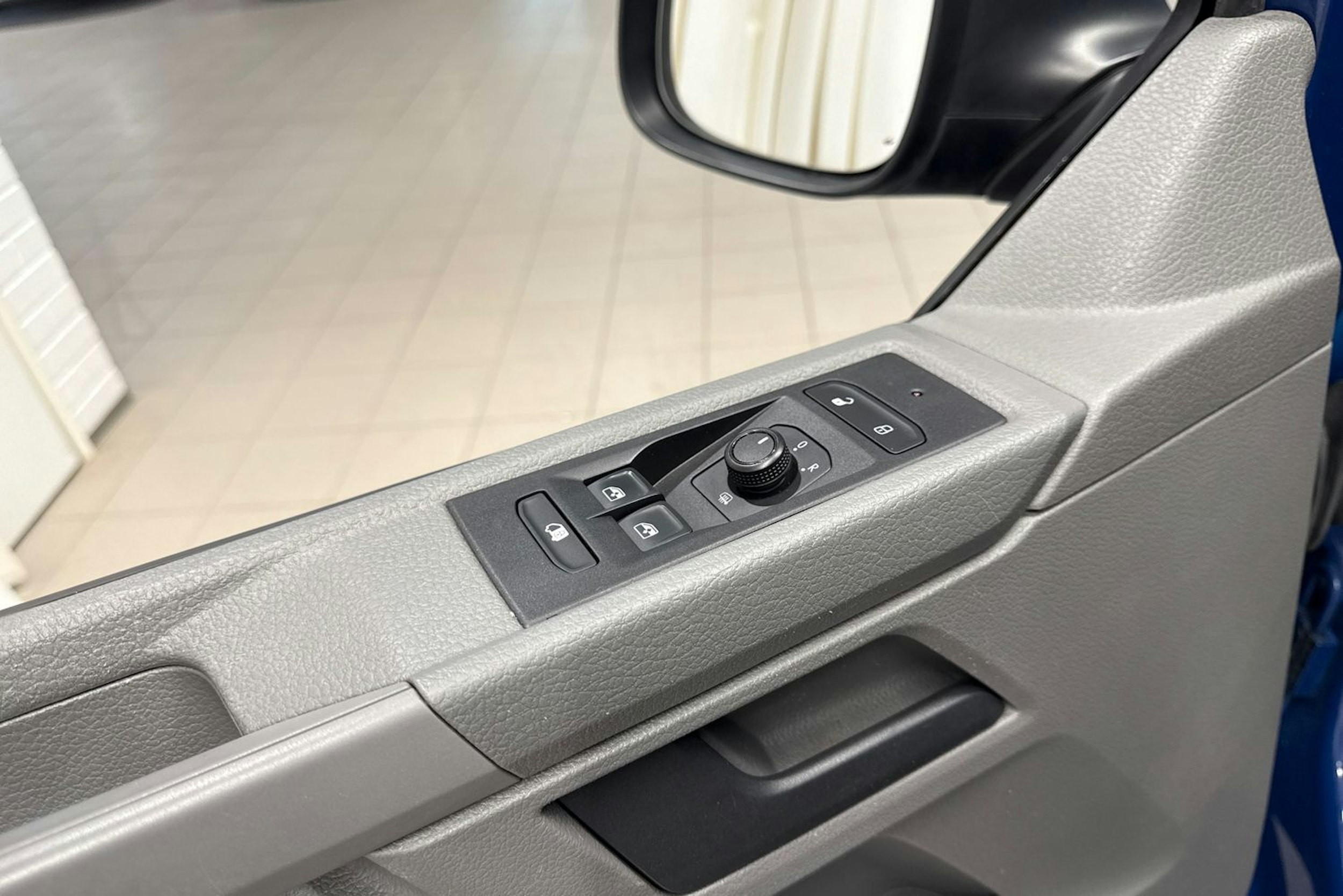 Sininen Volkswagen TRANSPORTER 2020 kuva 21.
