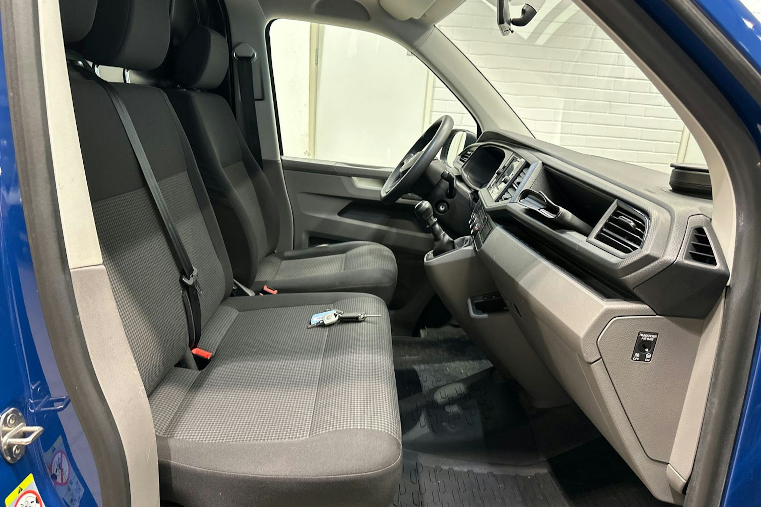 Sininen Volkswagen TRANSPORTER 2020 kuva 23.