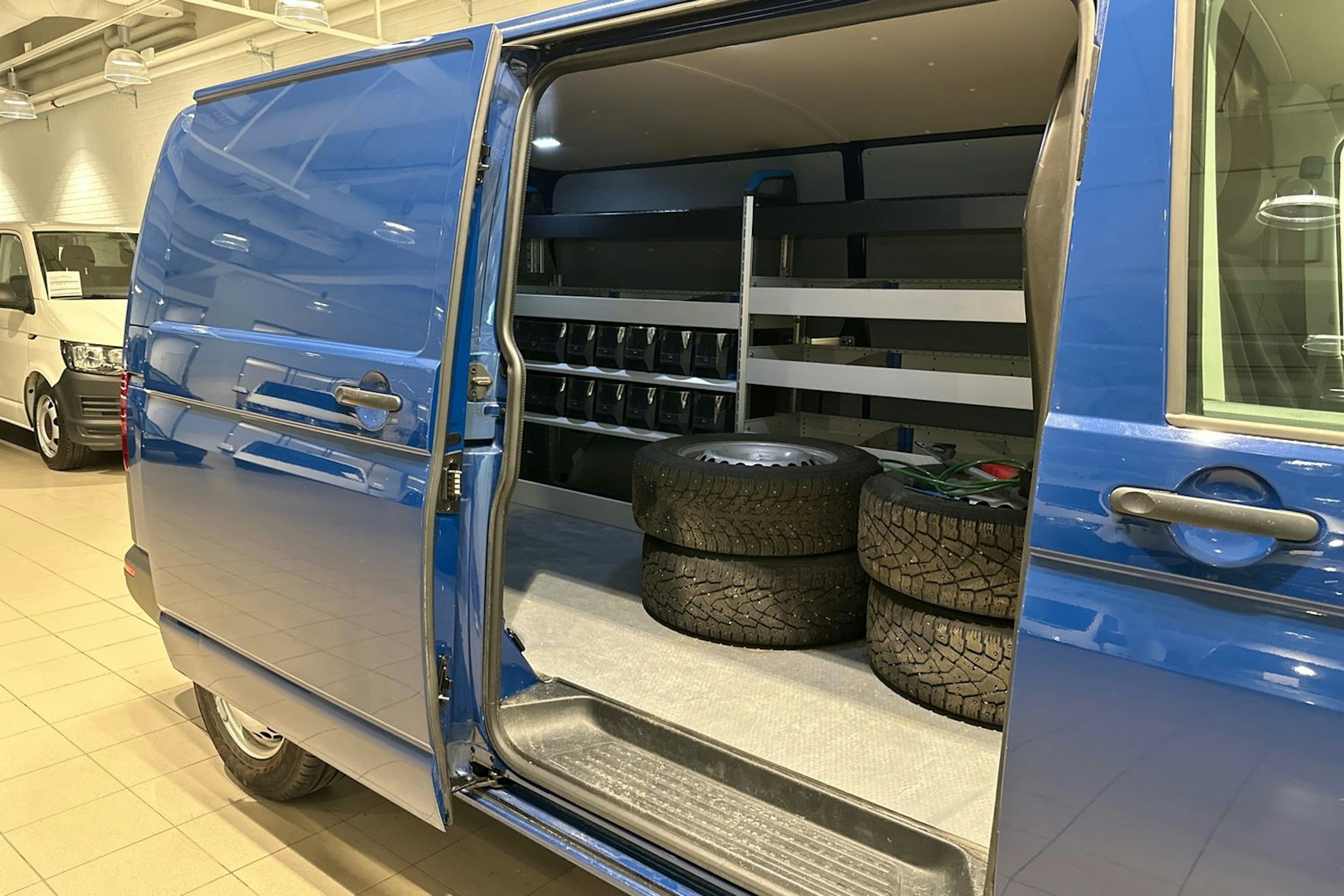 Sininen Volkswagen TRANSPORTER 2020 kuva 24.