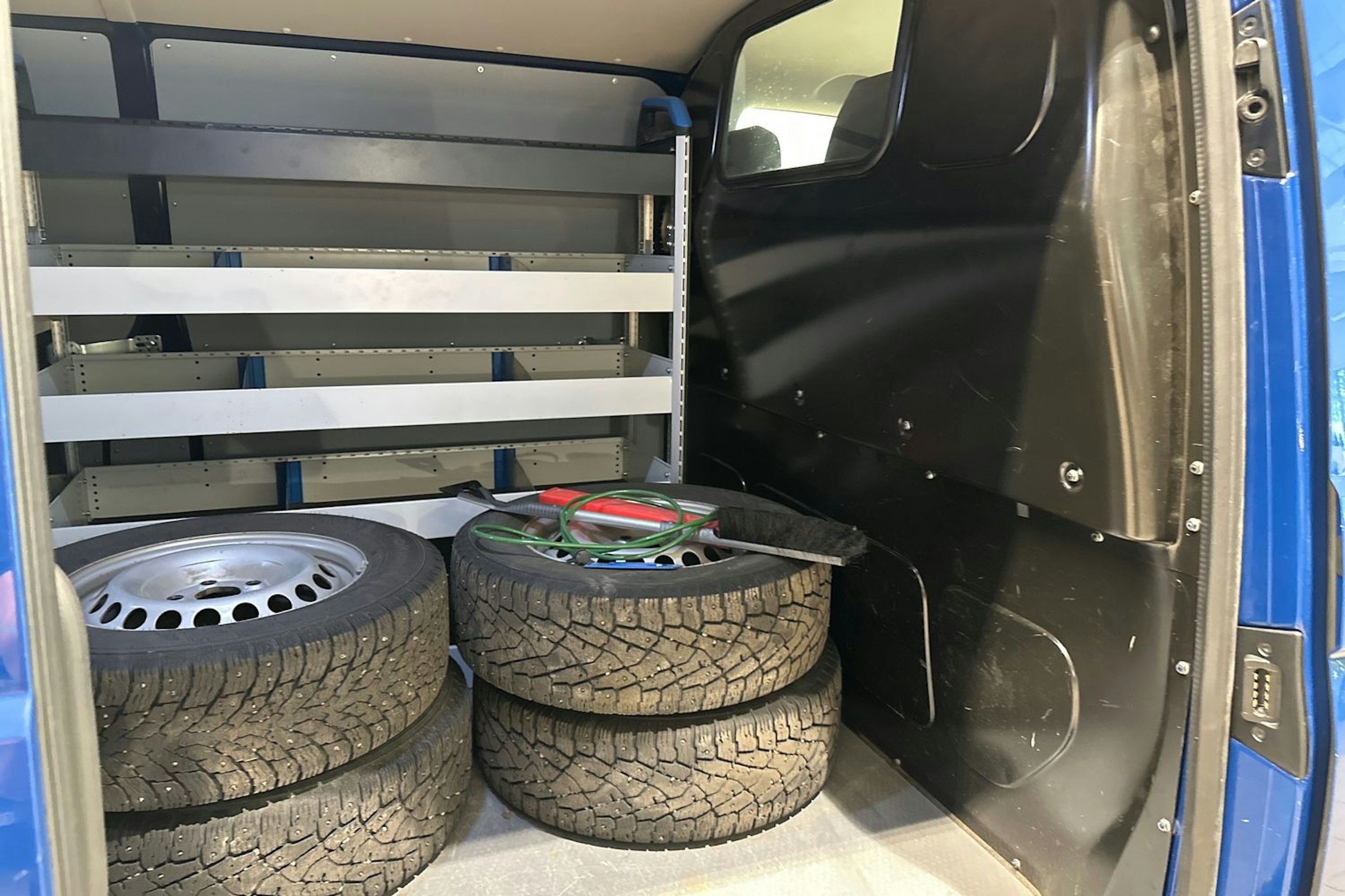Sininen Volkswagen TRANSPORTER 2020 kuva 25.