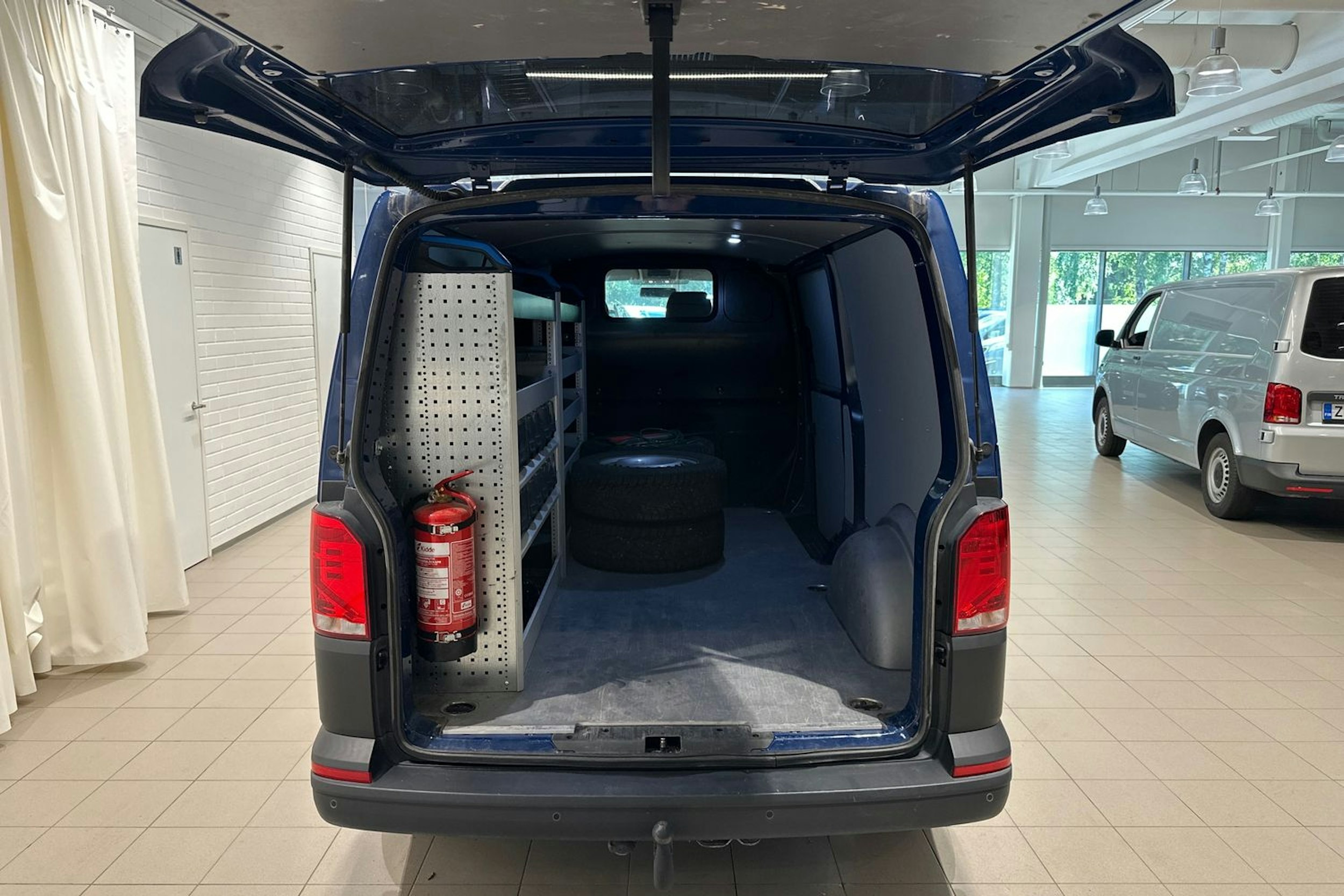 Sininen Volkswagen TRANSPORTER 2020 kuva 27.