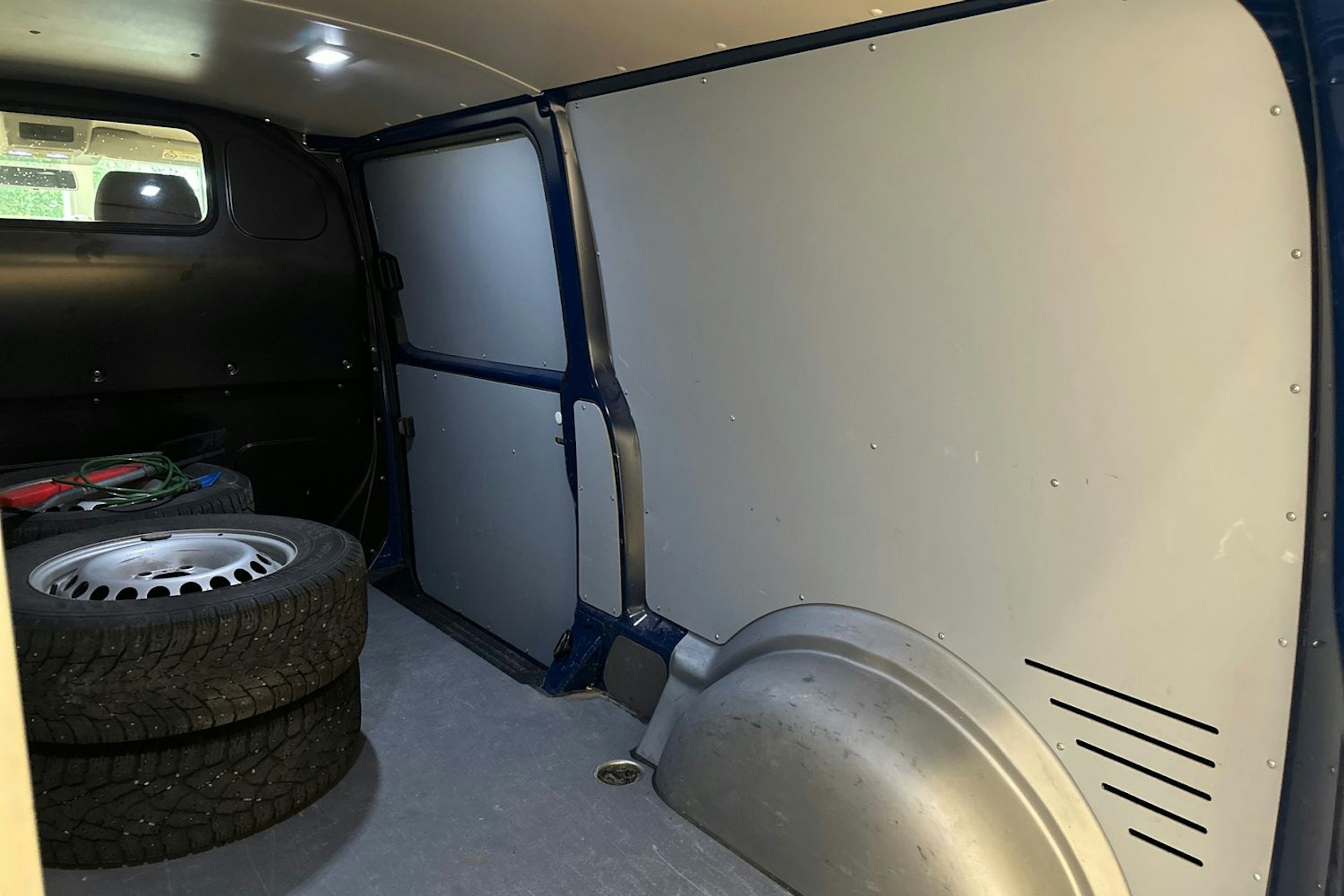 Sininen Volkswagen TRANSPORTER 2020 kuva 29.