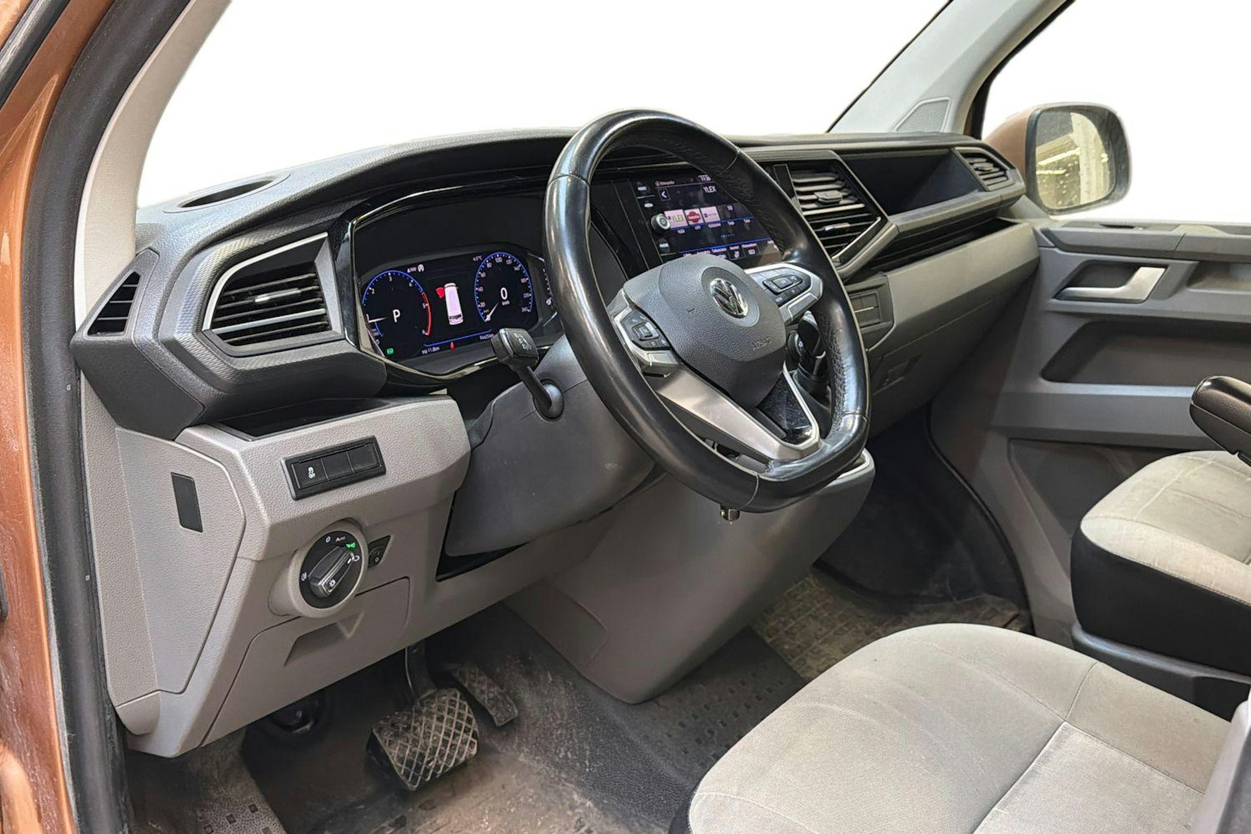 ruskea (beige) Volkswagen Transporter 2020 kuva 3.