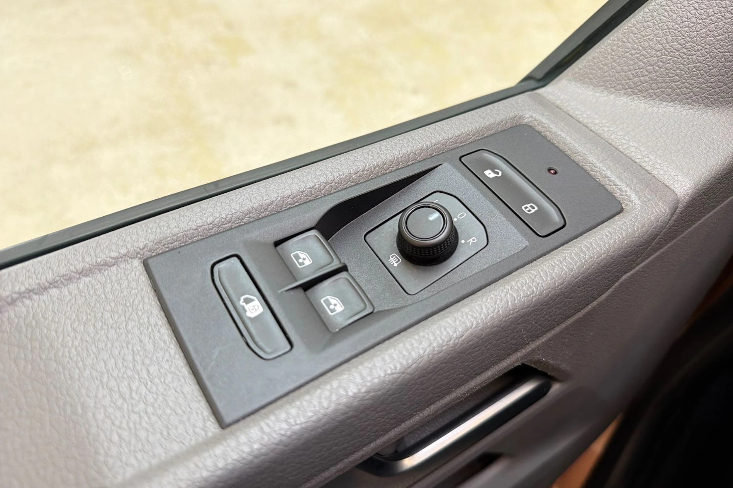 ruskea (beige) Volkswagen Transporter 2020 kuva 19.