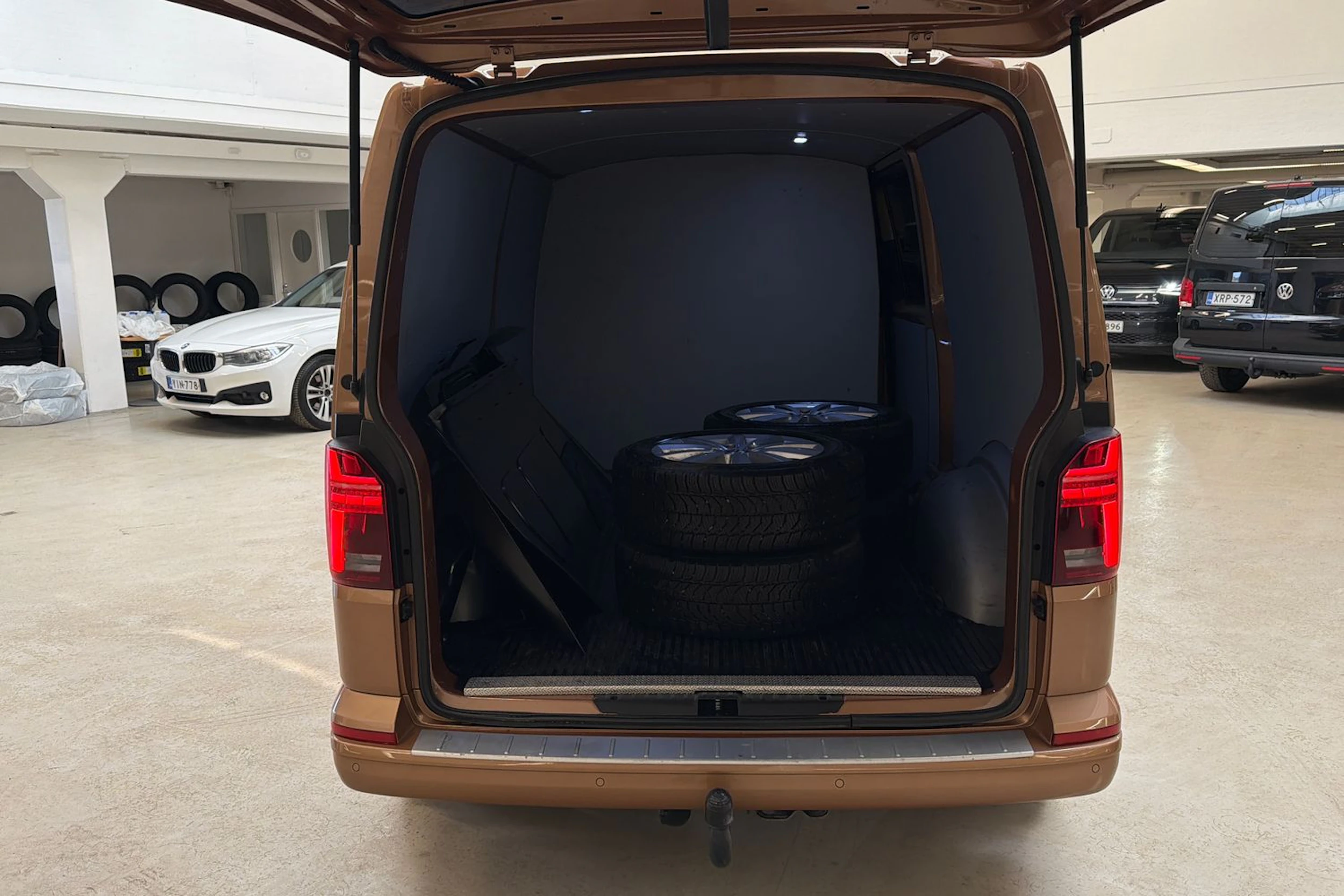 ruskea (beige) Volkswagen Transporter 2020 kuva 21.