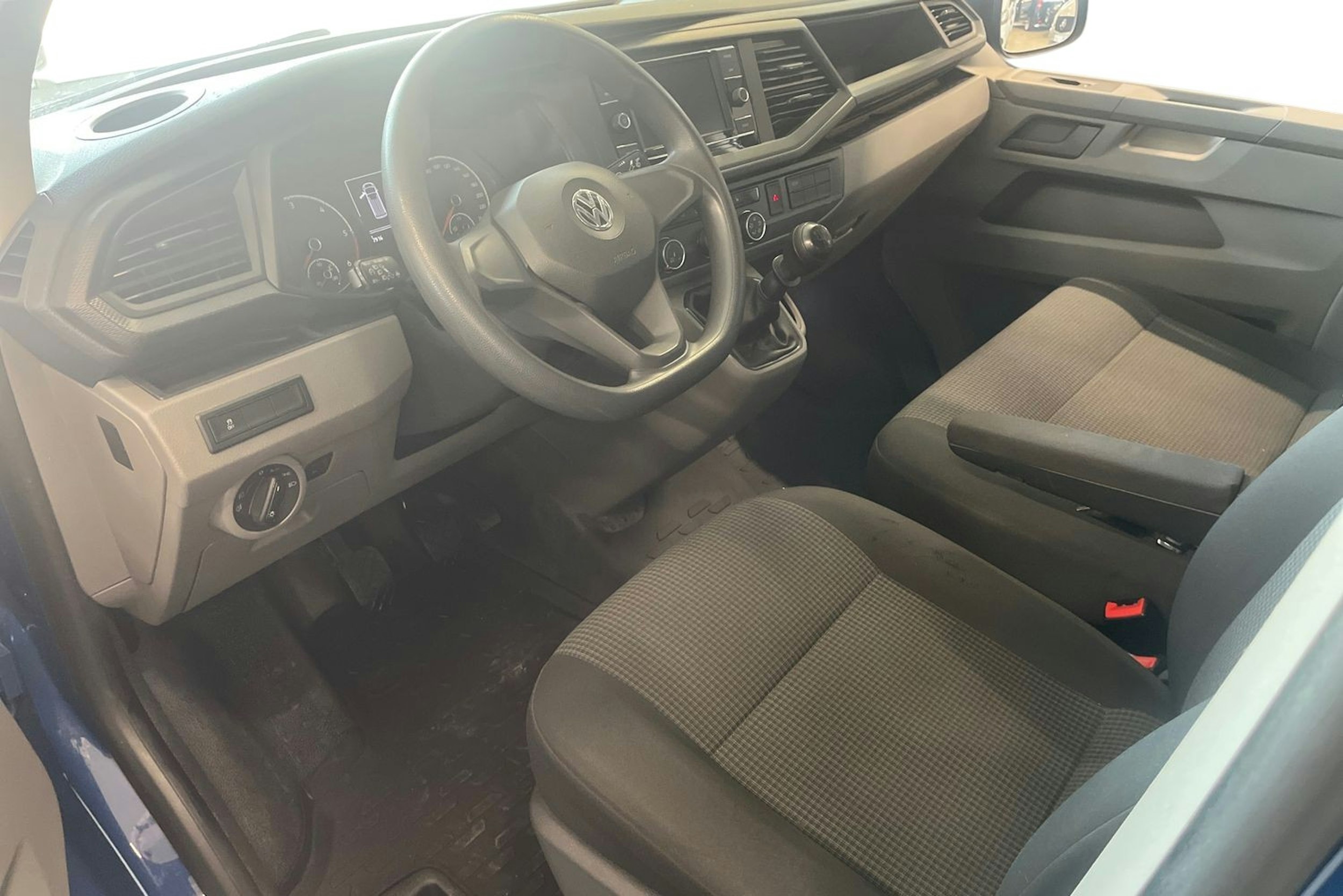 sininen Volkswagen Transporter 2020 kuva 3.