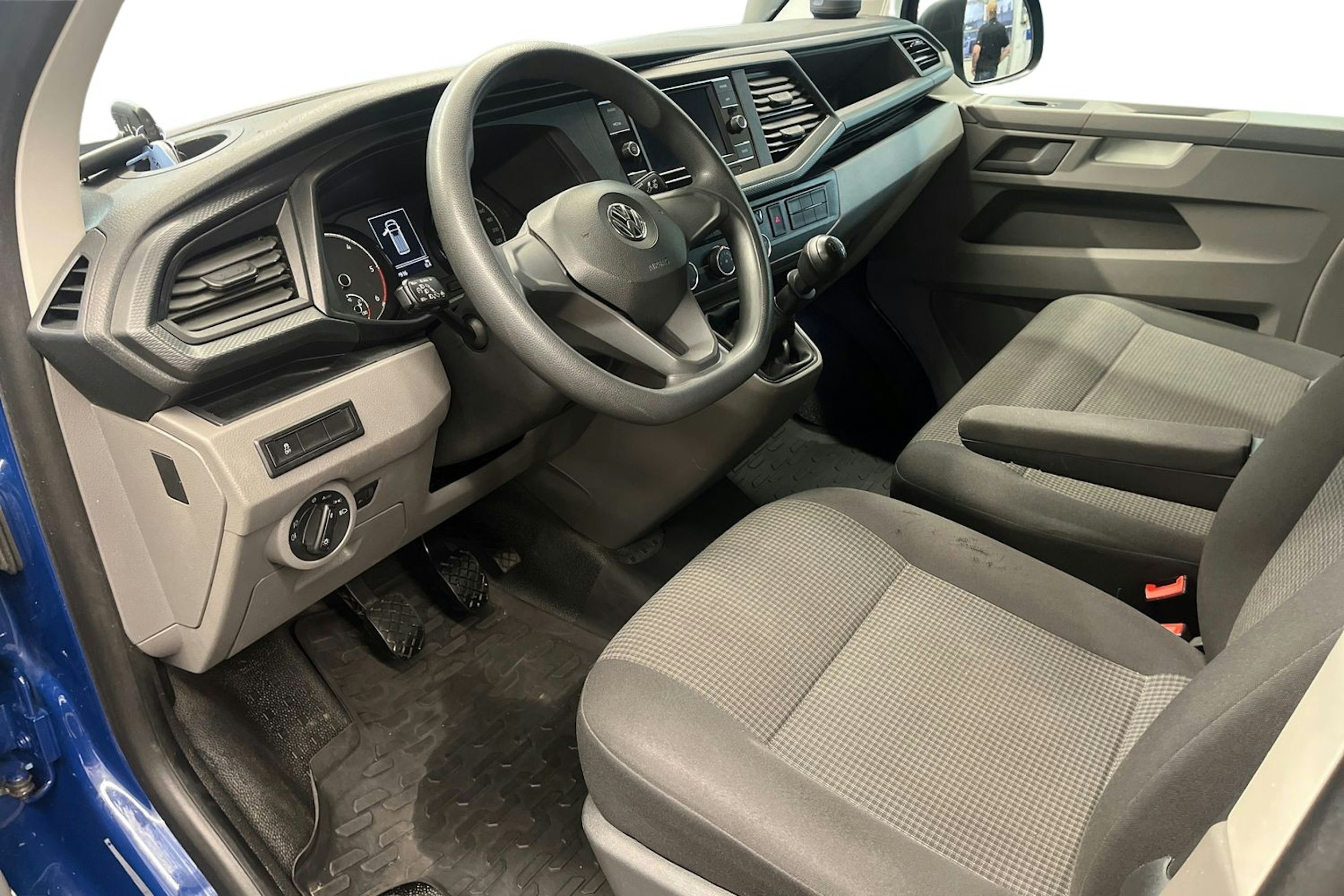 sininen Volkswagen Transporter 2020 kuva 7.