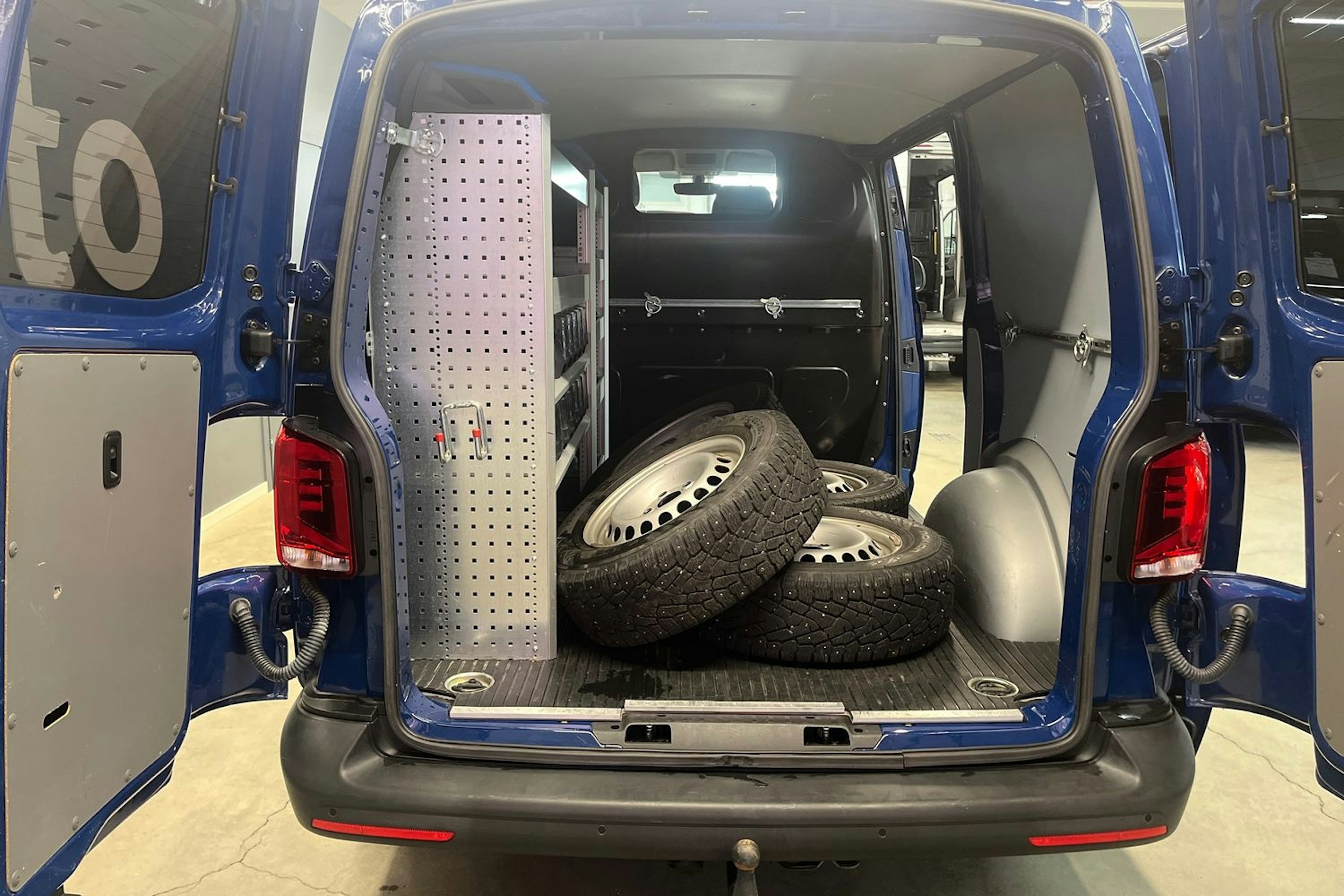 sininen Volkswagen Transporter 2020 kuva 13.