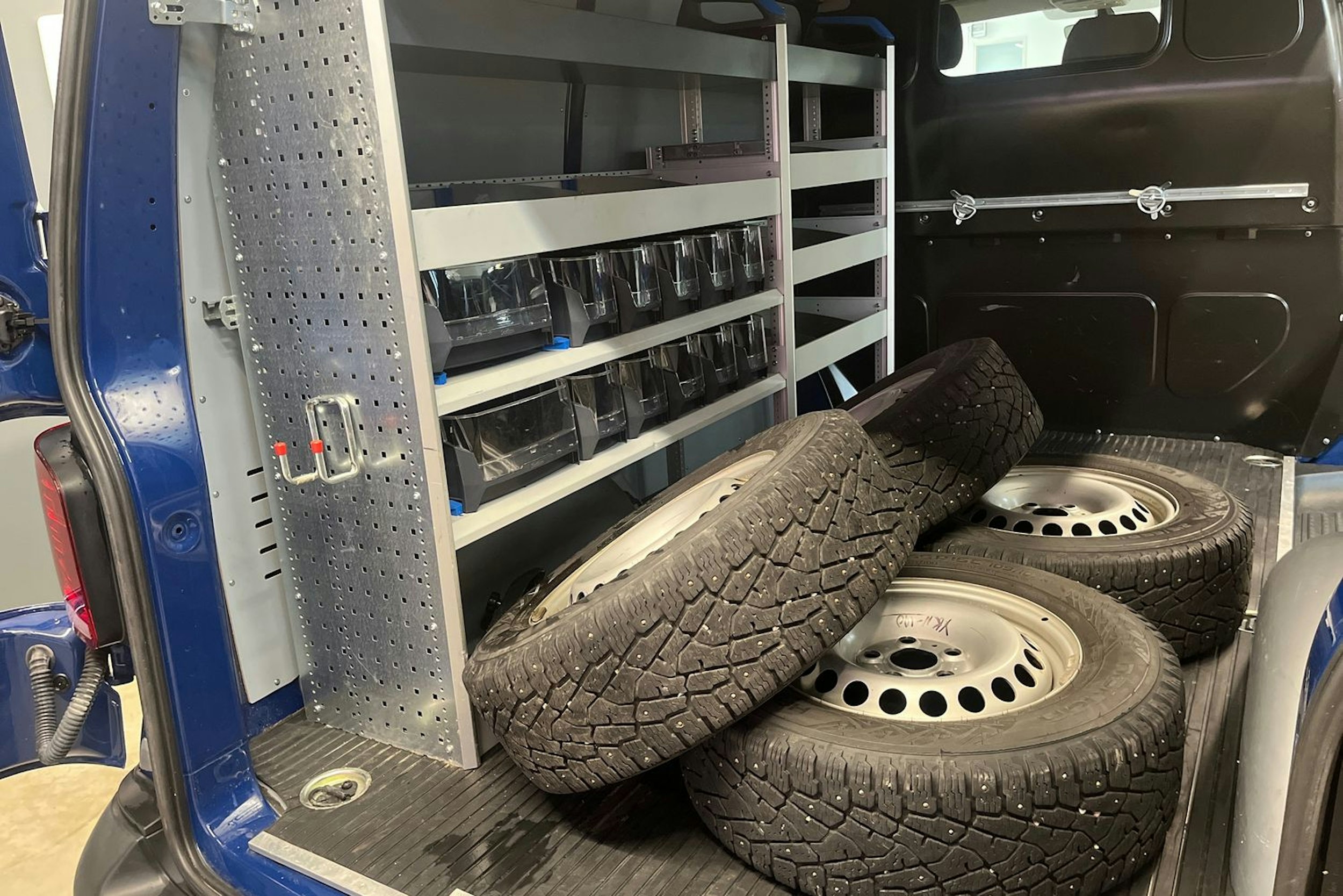 sininen Volkswagen Transporter 2020 kuva 15.