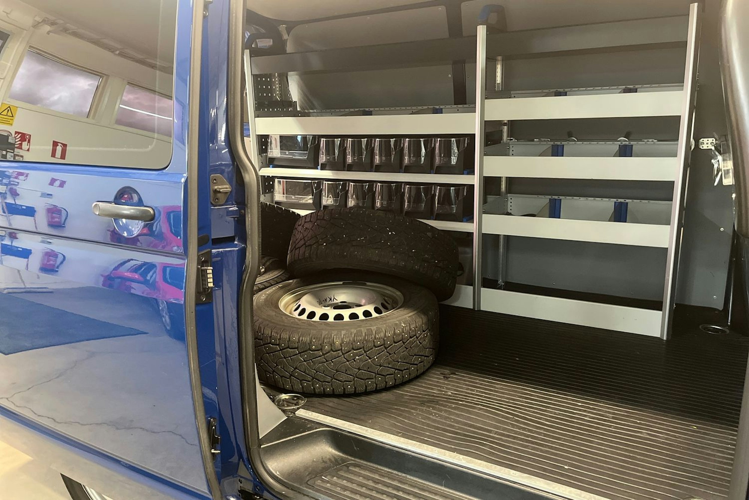 sininen Volkswagen Transporter 2020 kuva 16.