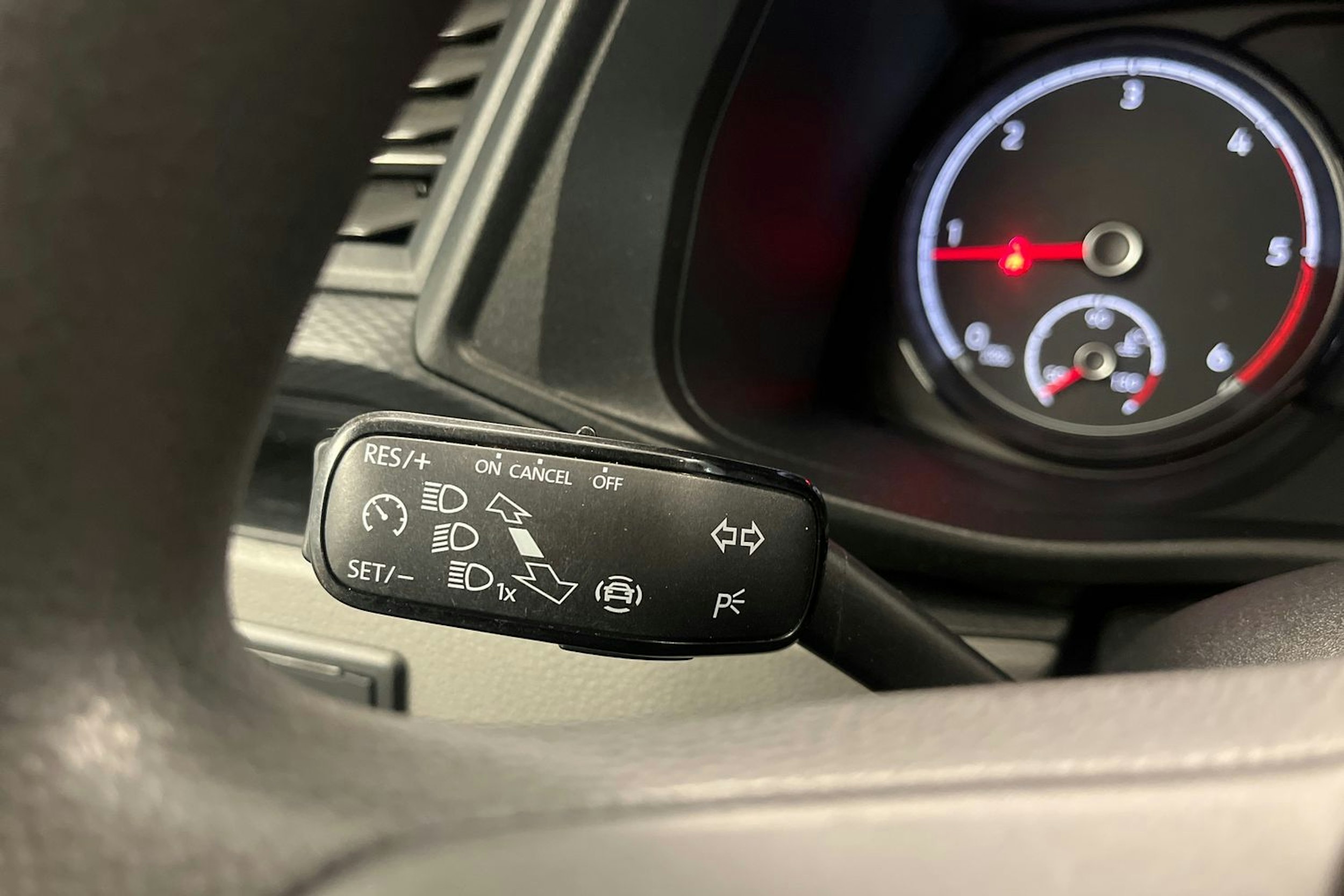 sininen Volkswagen Transporter 2020 kuva 20.