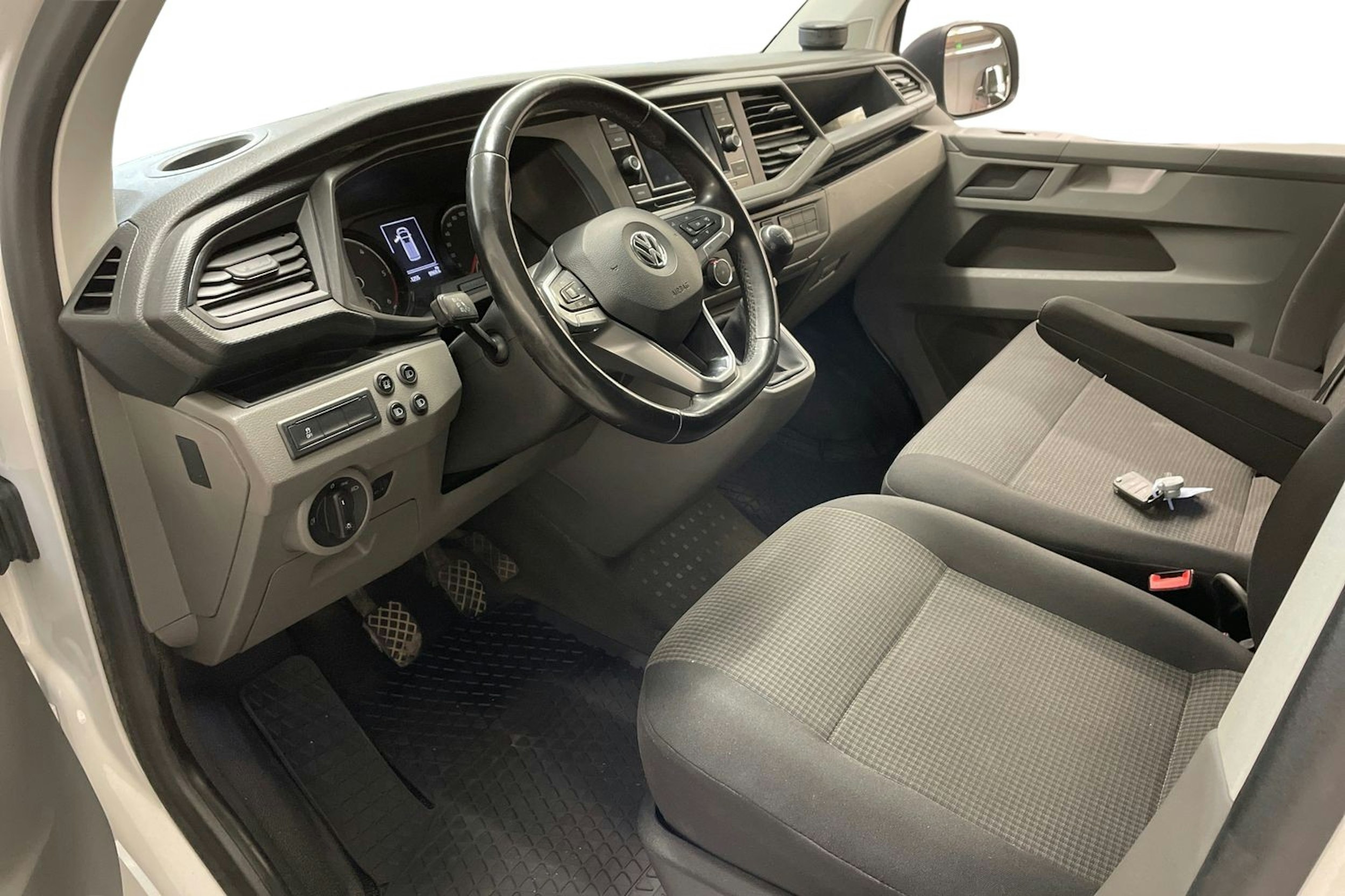 valkoinen Volkswagen Transporter 2020 kuva 7.