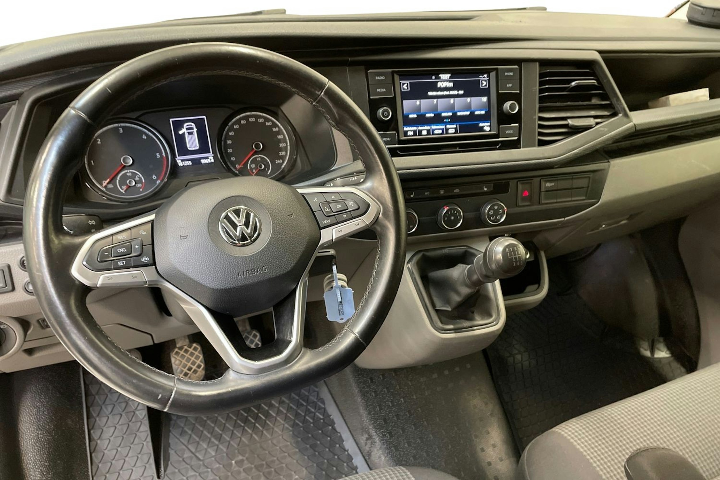valkoinen Volkswagen Transporter 2020 kuva 9.