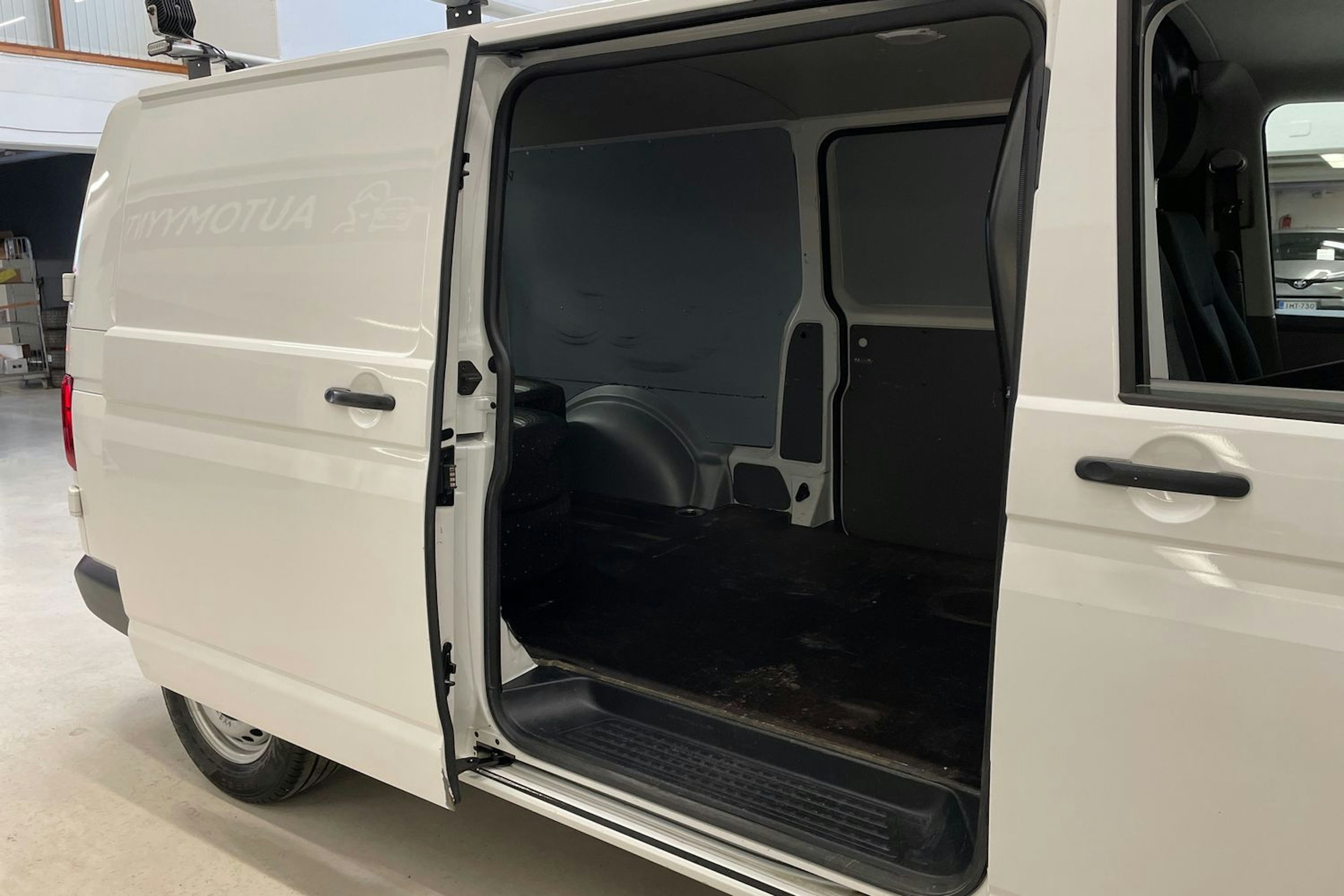 valkoinen Volkswagen Transporter 2020 kuva 13.