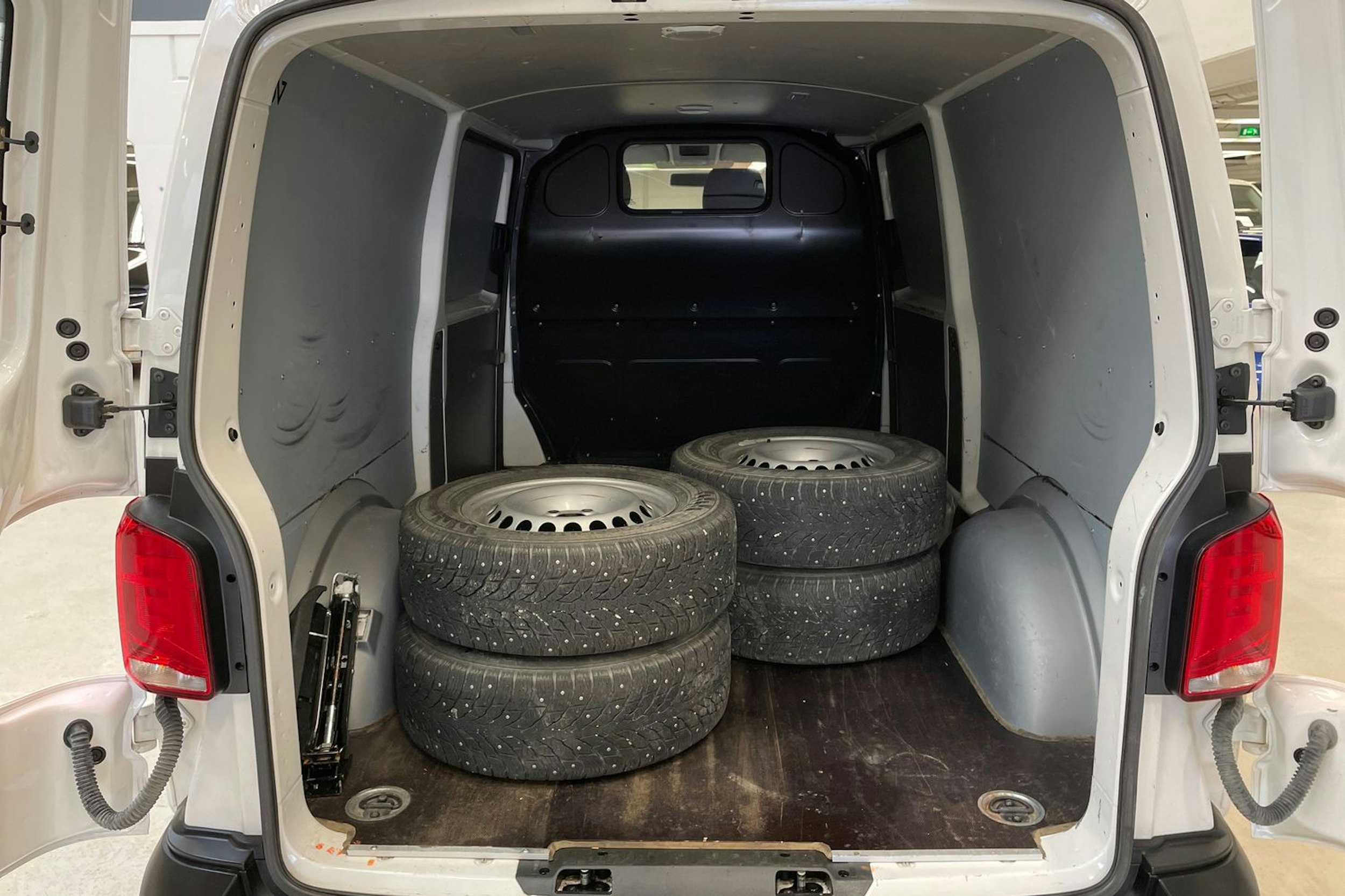valkoinen Volkswagen Transporter 2020 kuva 15.