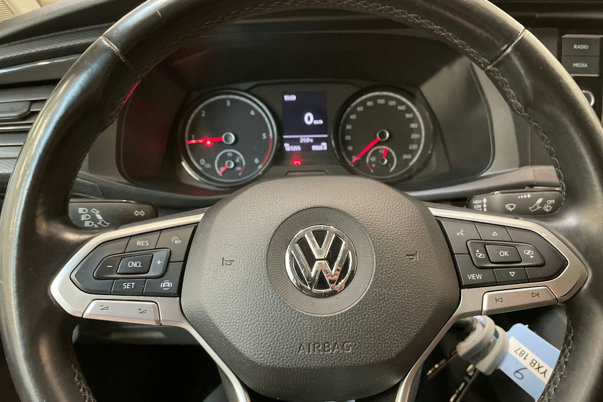 valkoinen Volkswagen Transporter 2020 kuva 17.