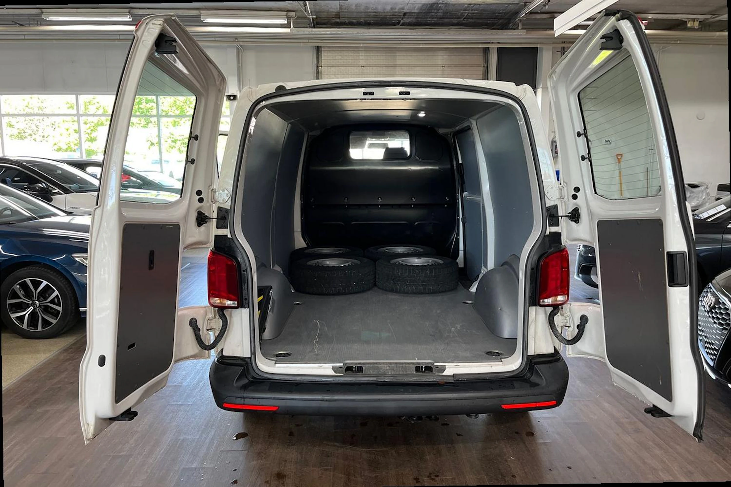 Valkoinen Volkswagen TRANSPORTER 2020 kuva 11.