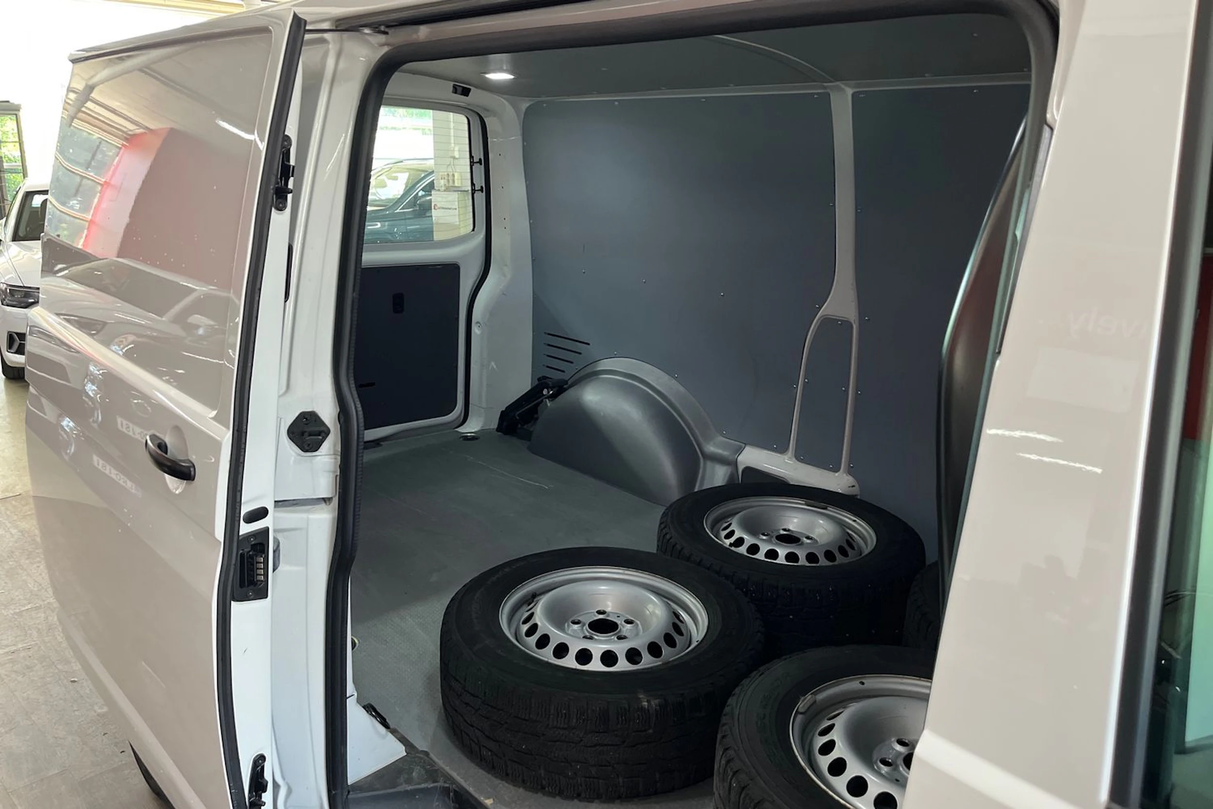Valkoinen Volkswagen TRANSPORTER 2020 kuva 15.