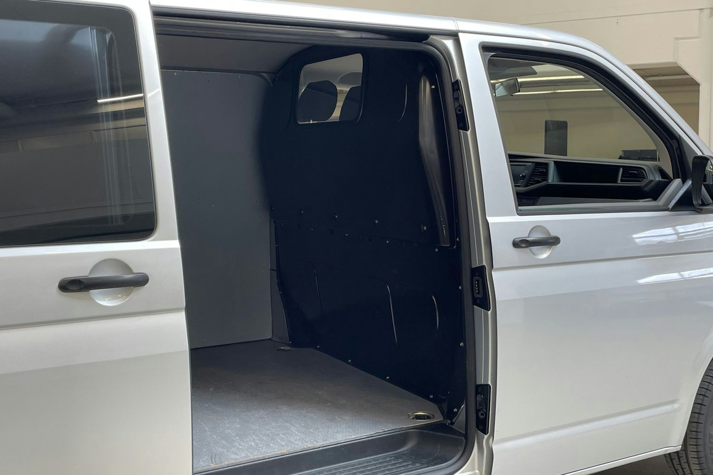 hopea Volkswagen Transporter 2020 kuva 13.