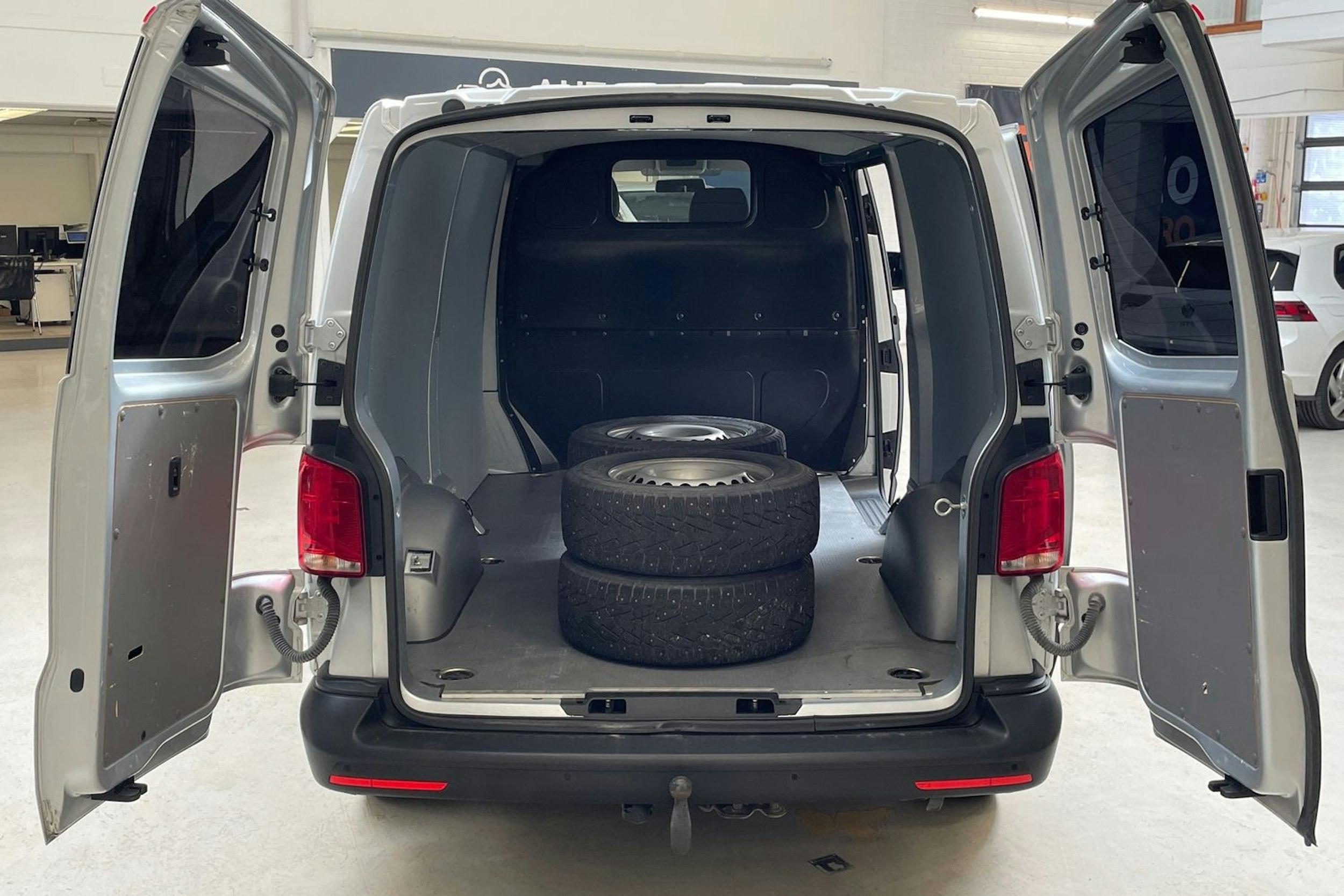 hopea Volkswagen Transporter 2020 kuva 14.