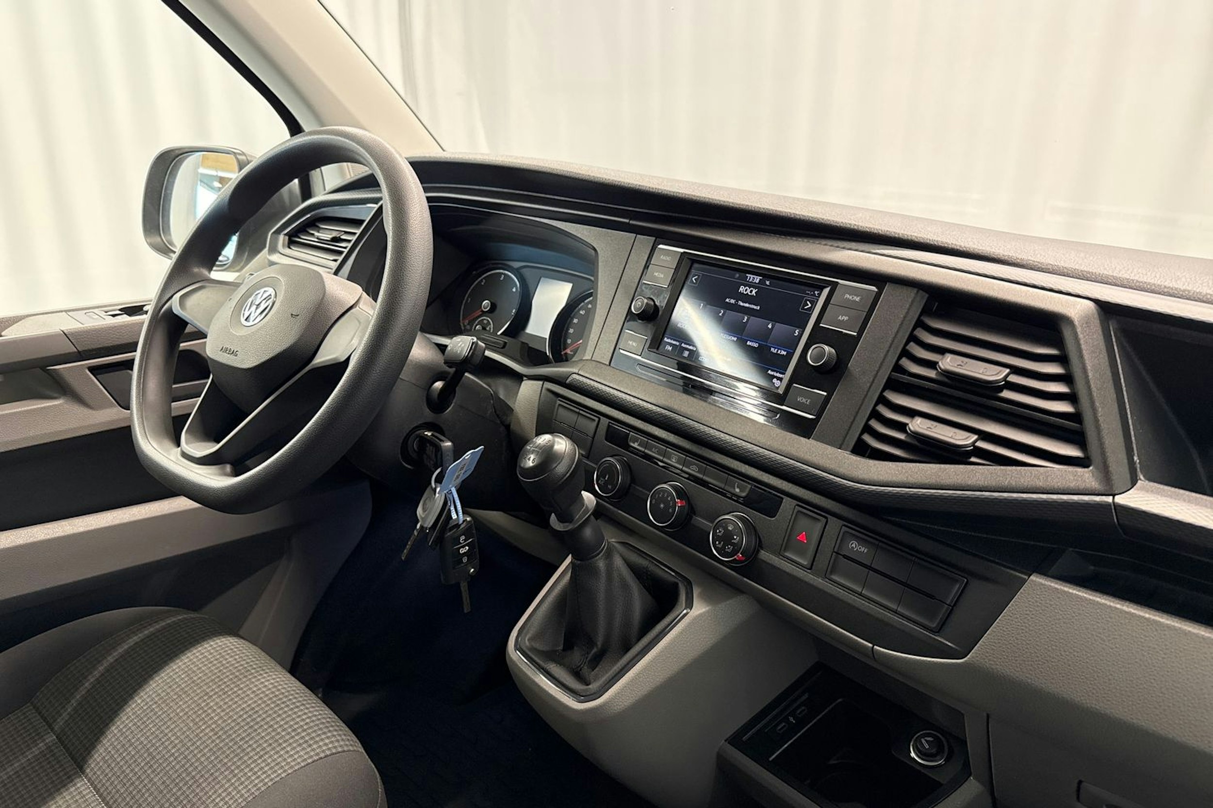 Valkoinen Volkswagen TRANSPORTER 2020 kuva 12.