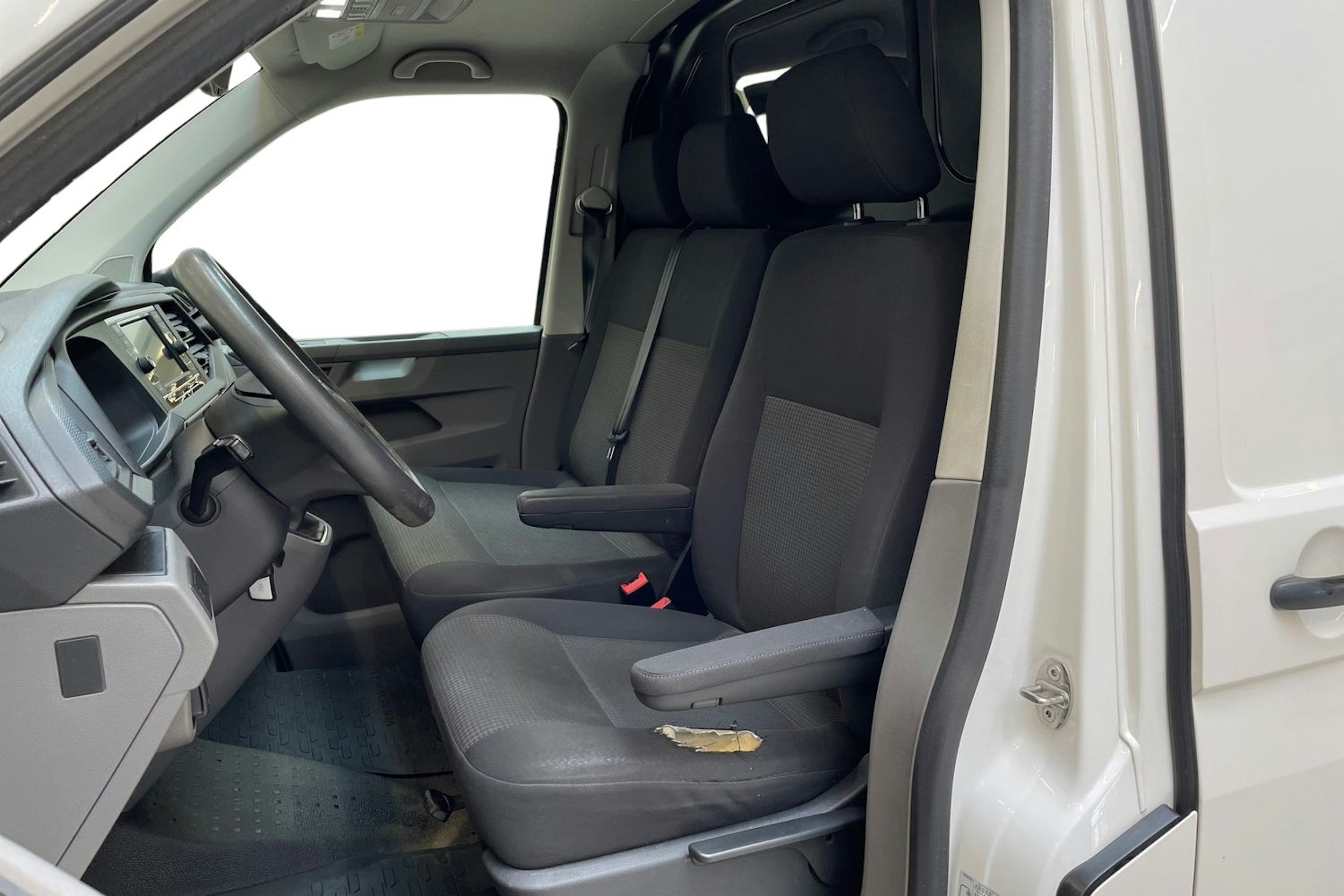 valkoinen Volkswagen Transporter 2020 kuva 6.