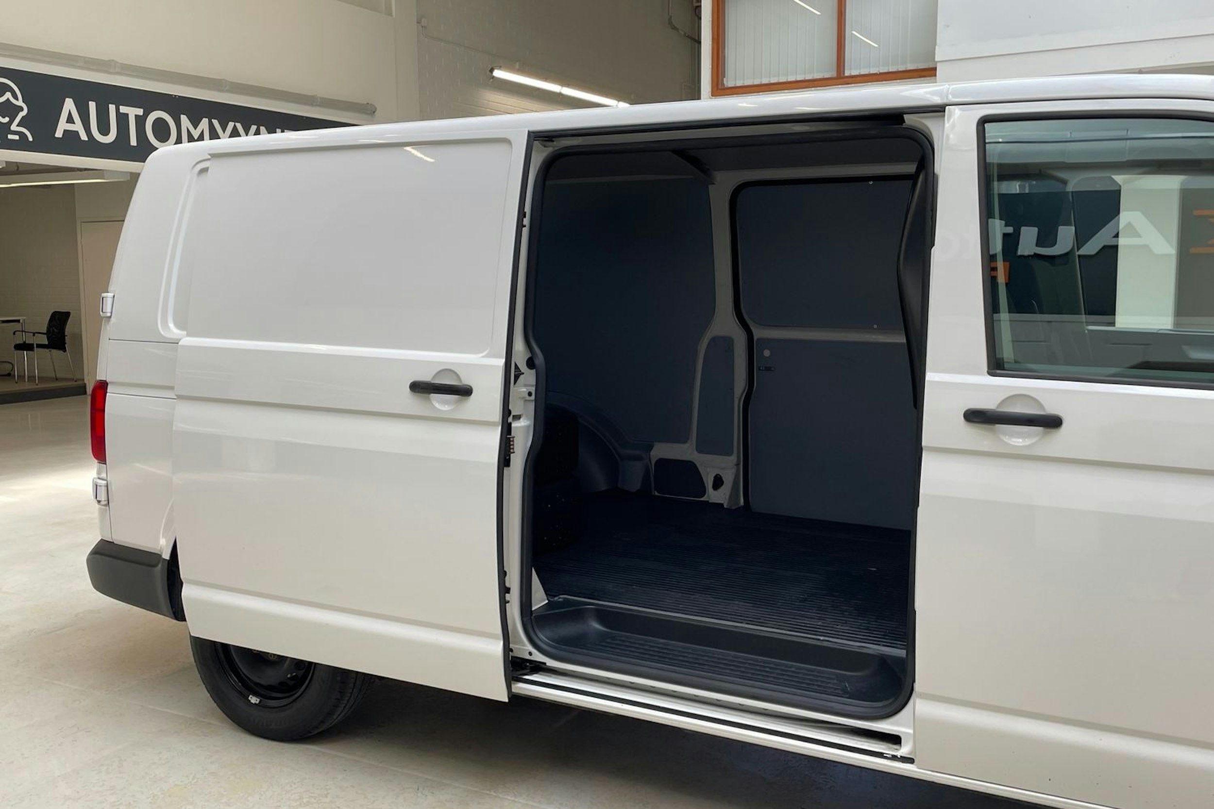 valkoinen Volkswagen Transporter 2020 kuva 9.