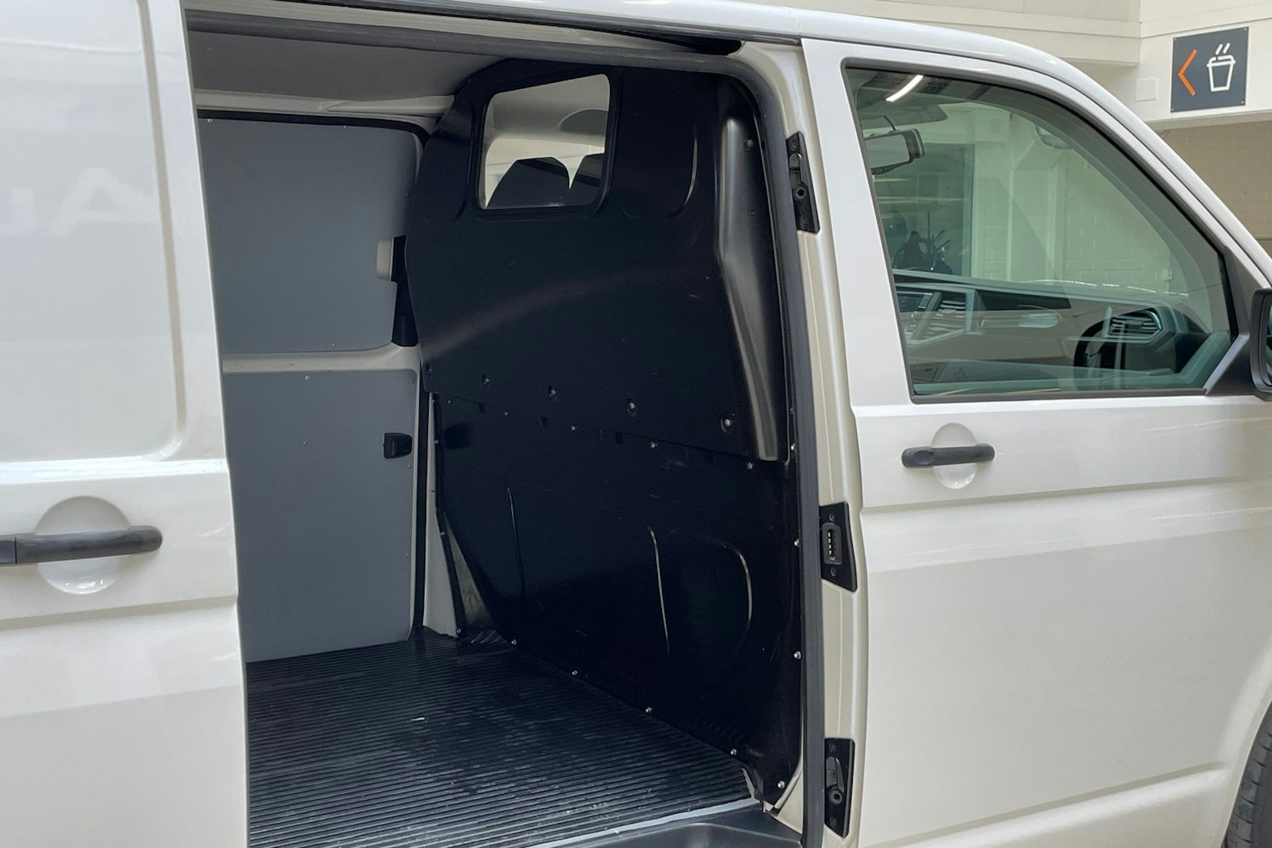 valkoinen Volkswagen Transporter 2020 kuva 10.