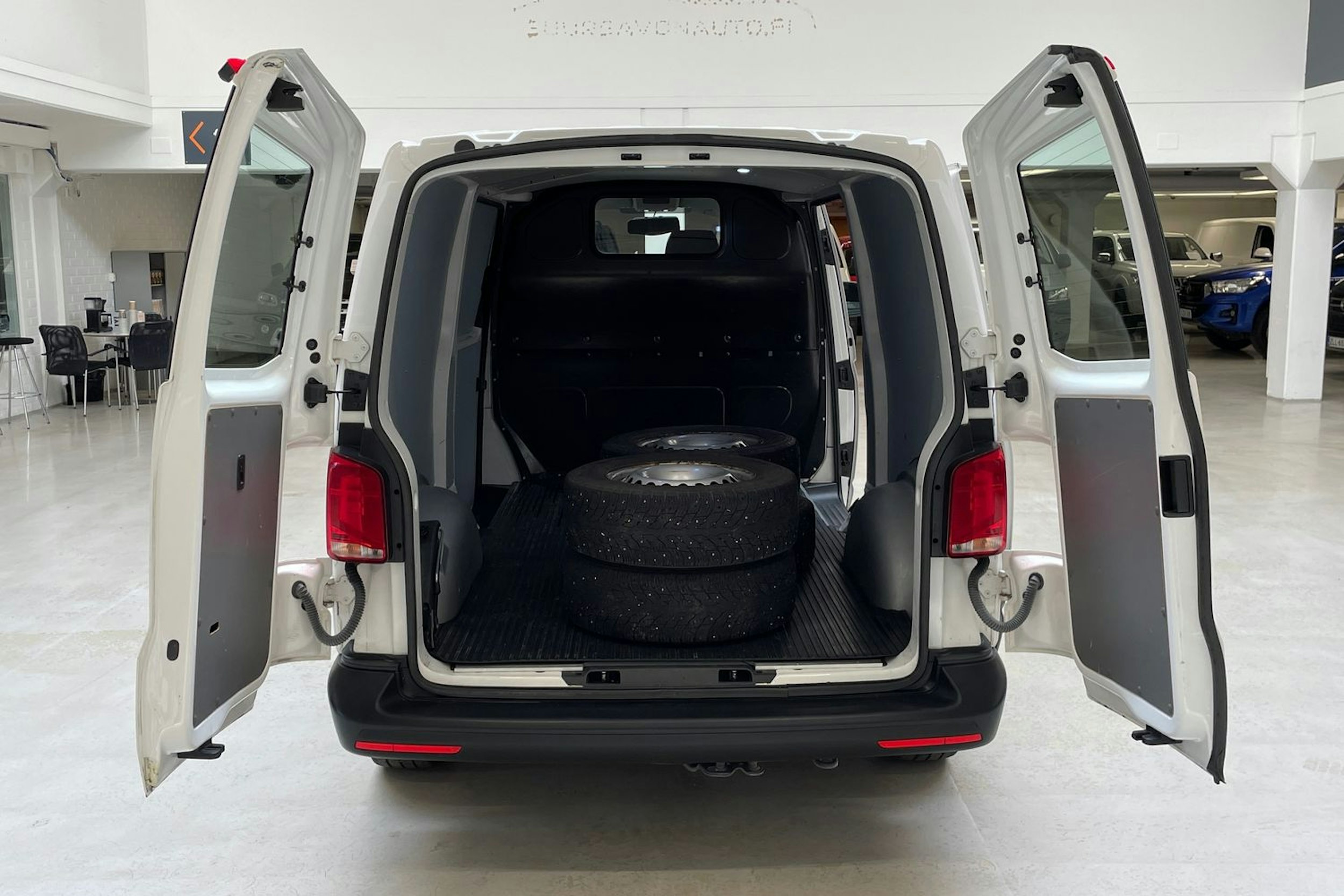 valkoinen Volkswagen Transporter 2020 kuva 11.