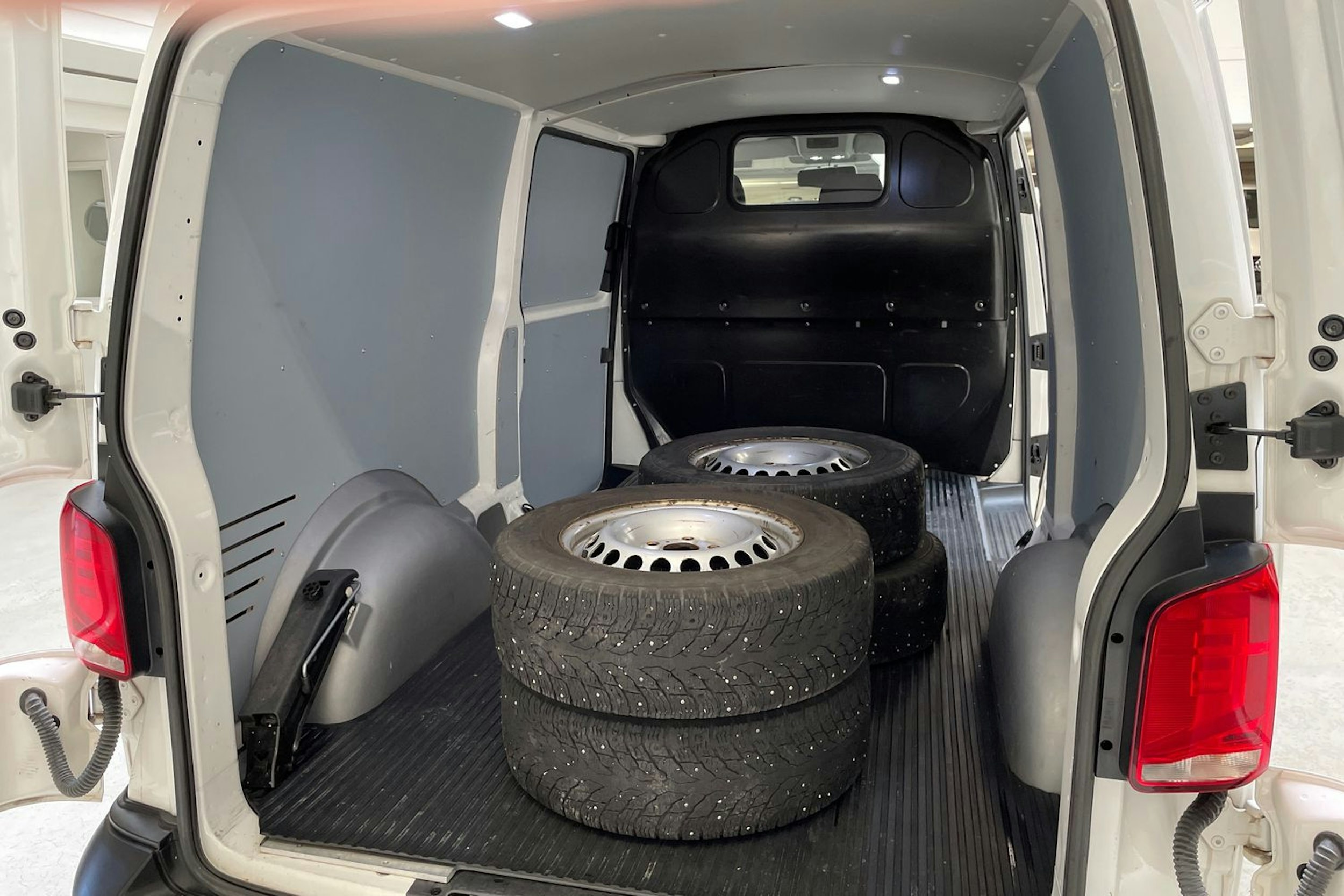 valkoinen Volkswagen Transporter 2020 kuva 12.