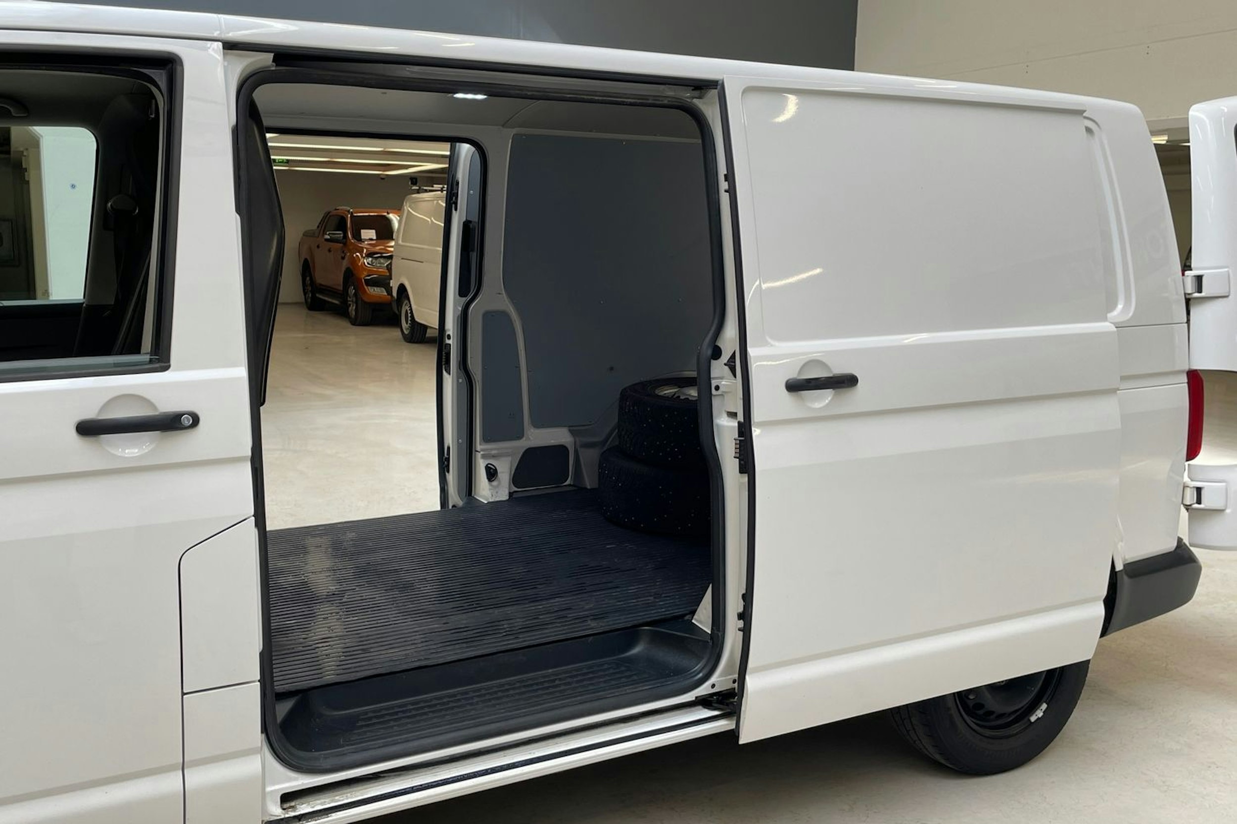valkoinen Volkswagen Transporter 2020 kuva 13.