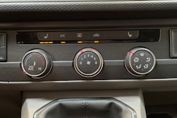 valkoinen Volkswagen Transporter 2020 kuva 21.