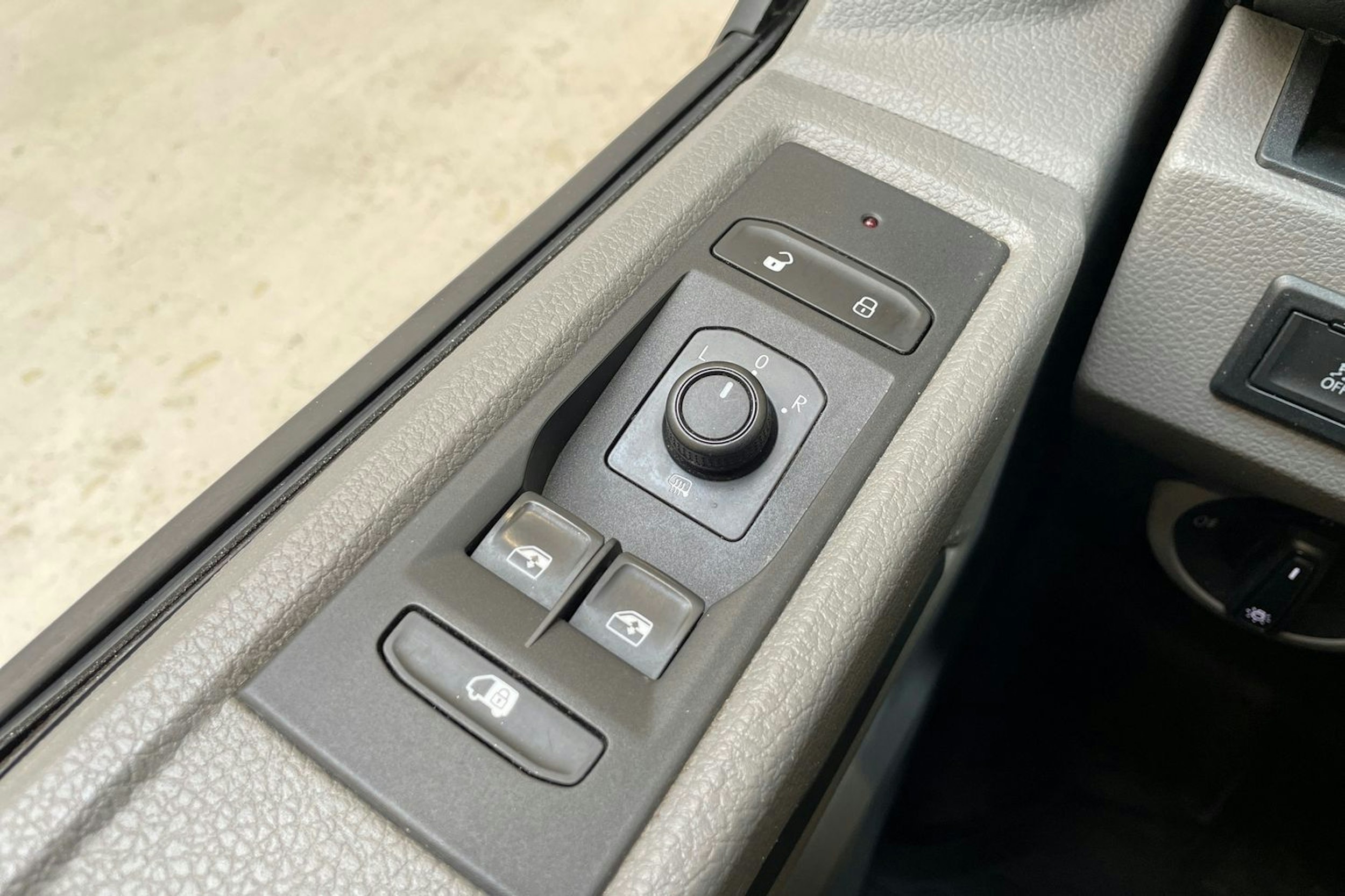 valkoinen Volkswagen Transporter 2020 kuva 24.