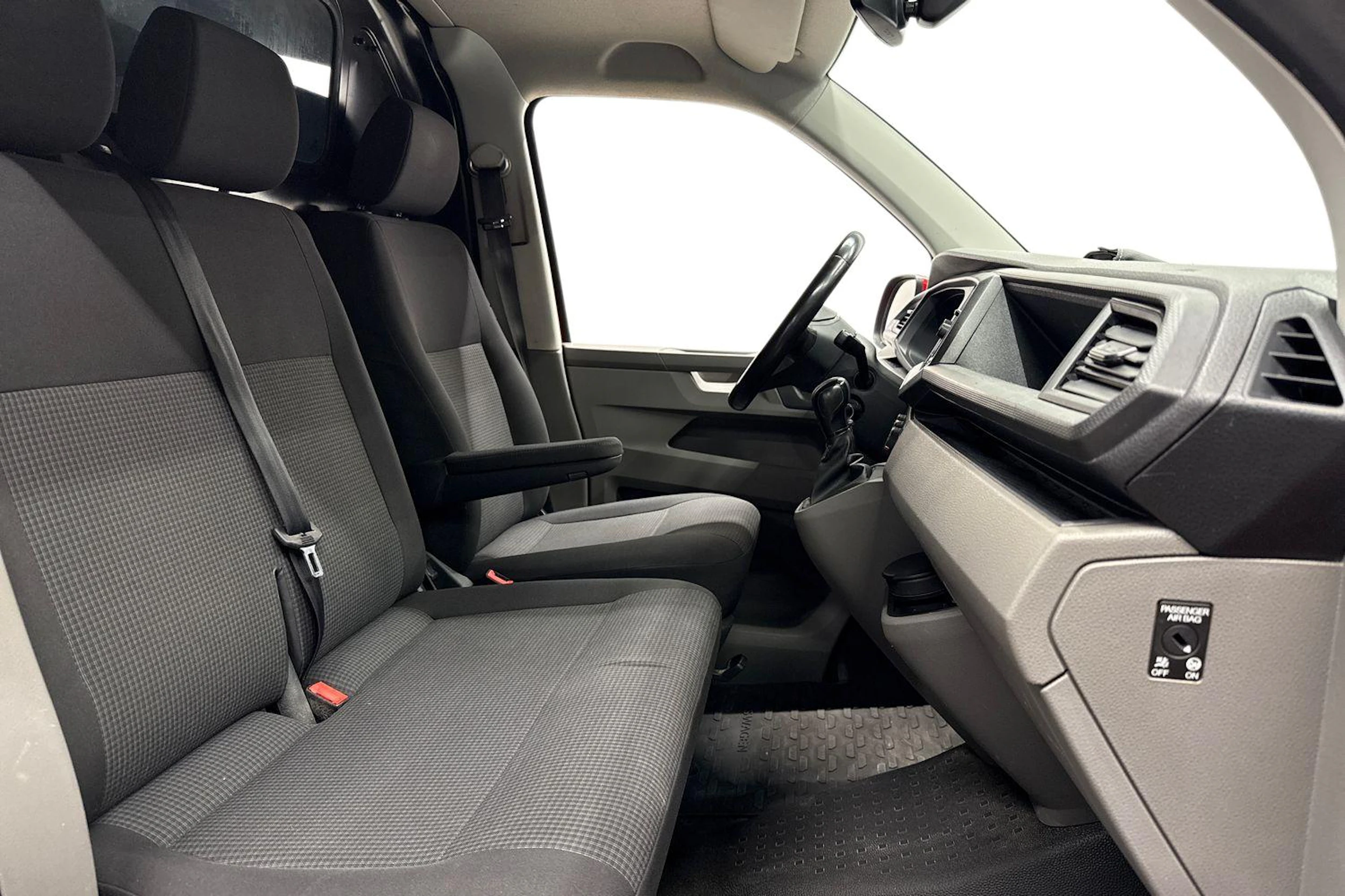 Punainen Volkswagen TRANSPORTER 2020 kuva 8.